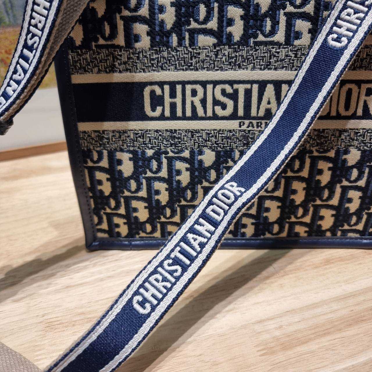 Dior small book tote bag กระเป๋าทรงโท้ทสุดฮิต ไซส์เล็ก ดีไซน์ใหม่ล่าสุด ที่มีทั้งความละมุนและหรูหรา เกรดออริ 1:1 ใช้งานต่างประเทศได้