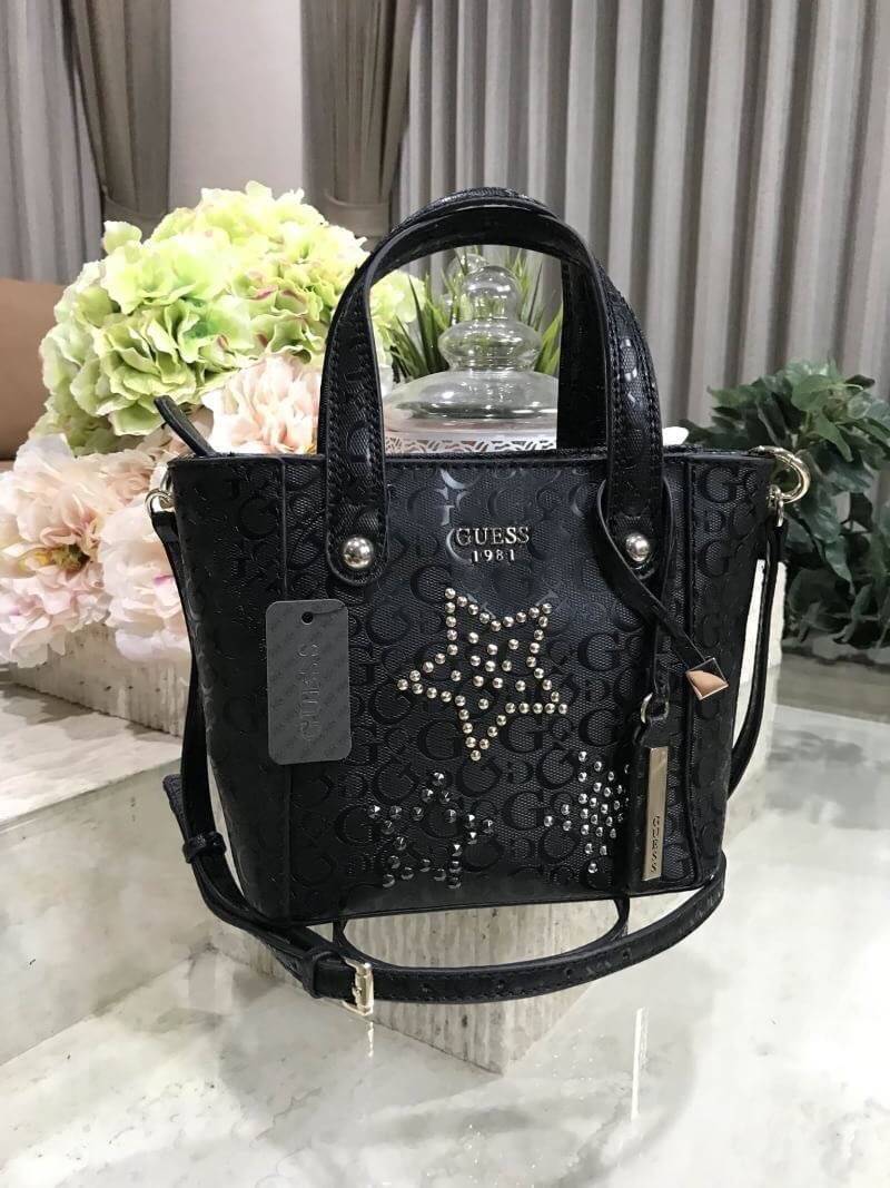 GUESS DELANEY MINI CROSS BODY BAG WITH STAR กระเป๋าถือหรือสะพาย size mini วัสดุ pu. ดีไซน์สวย ประดับอะไหล่เงินรูปดาว น้ำหนักเบา ด้านหน้าประดับ โลโก้พร้อม TAG ห้อยที่หูหิ้ว ถอดเเยกได้ เปิดปิดด้วยซิป สะดวกใช้ ภายในมีโลโก้ ช่องซิป และช่องเล็ก ใส่ wallet ยาว,