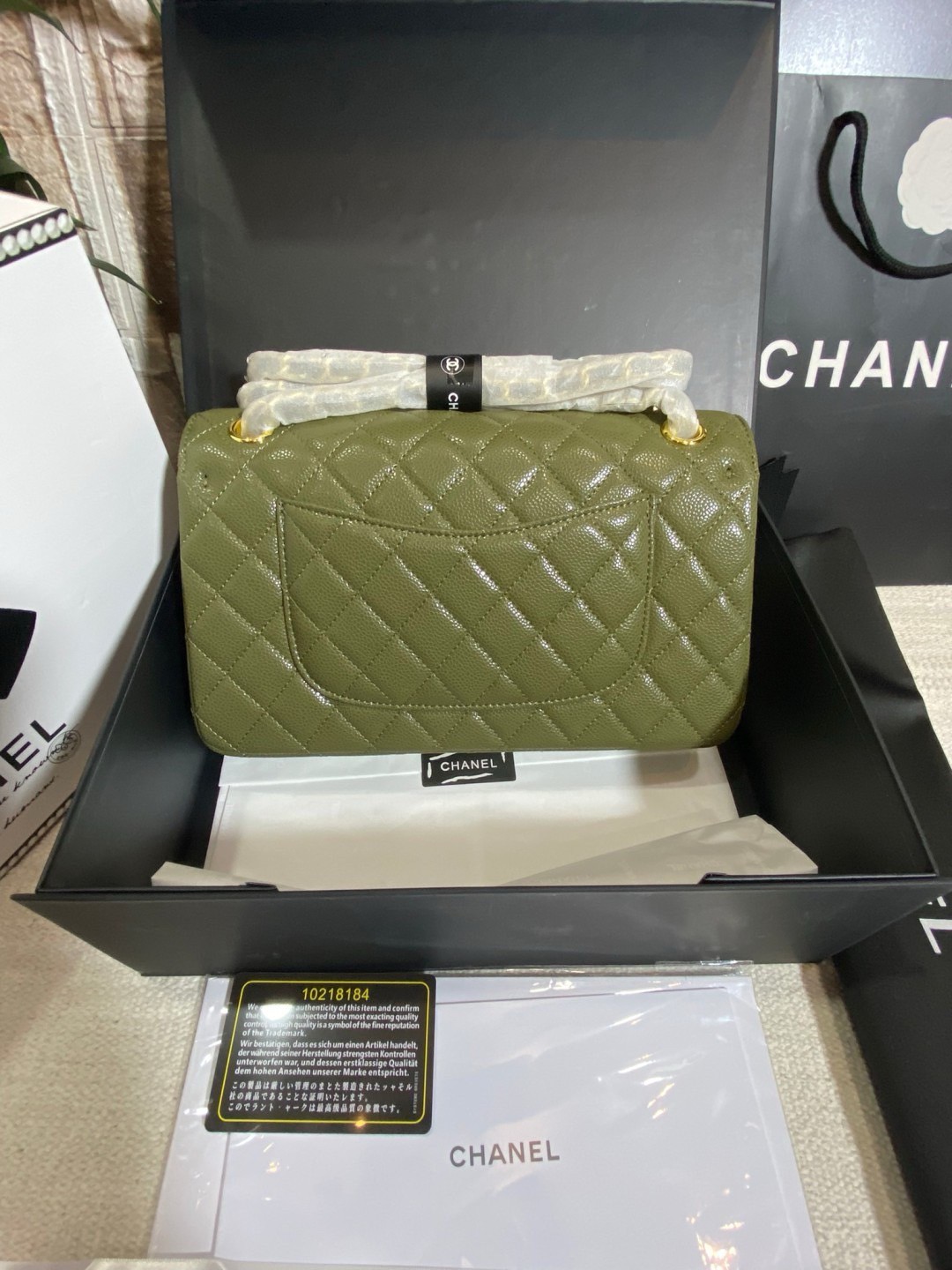 CHANEL Classic Medium Flap Bag กระเป๋าสะพายคลาสสิกรุ่นยอดนิยมตลอดกาล ดีไซน์เรียบหรูหราขับผิว งานหนังแท้สวยมาก มีอะไหล่เงินและทอง สุดยอดเดอะเบสท์ไอเท็ม