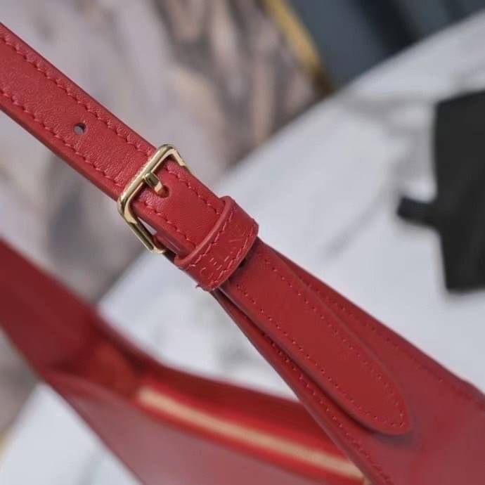 หนังแท้ CELINE SHOULDER BAG CUIR TRIOMPHE IN SMOOTH CALFSKIN ภาพสินค้าถ่ายจากงานขายจริง ใช้งานต่างประเทศได้