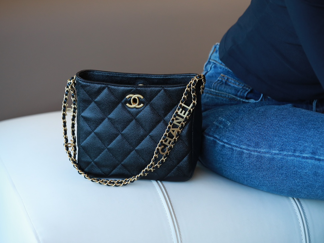 Chanel 22s small hobo bag black caviar / CHANEL VIP GIFT CAVIER BAG กระเป๋าทรงสะพายข้าง ที่กำลังมาแรงมาในตอนนี้ ตัวกระเป๋าเป็นหนังลายคาเวียร์สวยหรูมาก อะไหล่ทองวินเทจทั้งใบ ด้านหน้าประดับโลโก้แบรนด์ เปิดปิดด้วยตัวหมุนล้อค ด้านในใส่กระเป๋าสตางค์ได้ถึงใบยาว