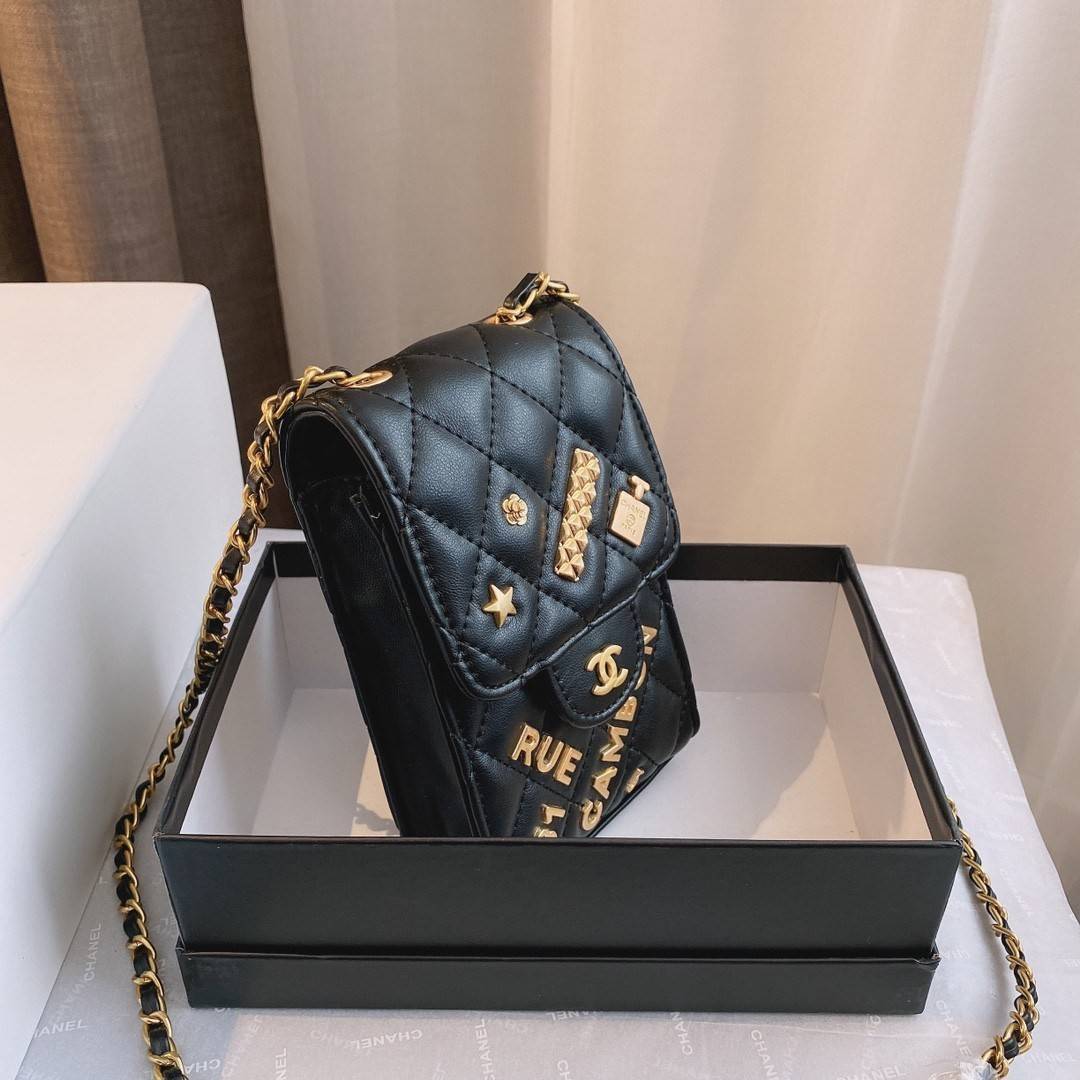 พรีเมี่ยมกิ๊ฟแท้ 100% 】CHANEL VIP GIFT WOC BAG กระเป๋าสตางค์คล้องคอ/ Crossbody ที่กำลังมาแรงมาในตอนนี้ ตัวกระเป๋าเป็นกระเป๋าสตางค์หนังพียูพรีเมี่ยม **อะไหล่ทองทั้งใบ