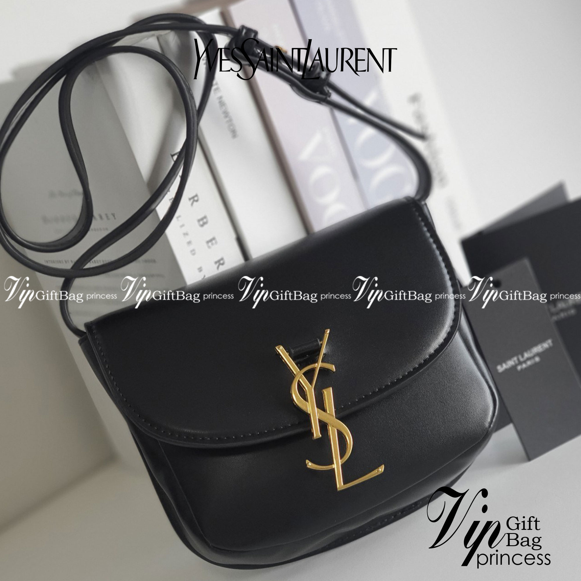 YVES SAINT LAURENT YSL BAG VIP GIFT WITH PURCHASE (GWP) พรีเมี่ยมกิ้ฟ Limited Edition จาก YSL DUTY FREE COUNTER ทรงสี่เหลี่ยมหนังสวยหรูอยู่ทรงเปิดปิดด้วยฝาปิดโลโก้แบรนด์อะไหล่ทองวินเทจ ภายในโล่งมีช่องหลัก และช่องใส่บัตรสามารถใส่มือถือของใช้จุกจิกได้เยอะ ส
