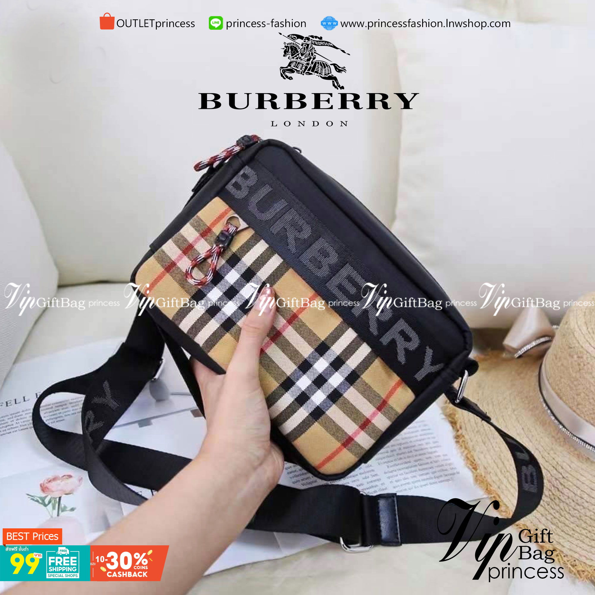 VIP 】BURBERRY FRAGRANCES CROSSBODY BAG VIP GIFT WITH PURCHASE (GWP) พรีเมี่ยมกิ๊ฟ Limited Edition จากน้ำหอม BURBERRY วัสดุ Nylon Canvas ทรงเหลี่ยมน้ำหนักเบามีโลโก้แบรนด์คาดด้านหน้าพร้อมช่องซิปใส่ของ เปิดปิดด้วยซิปหัวซิปแบรนด์สไตล์สปอร์ต ภายในมีช่องใส่บัตร