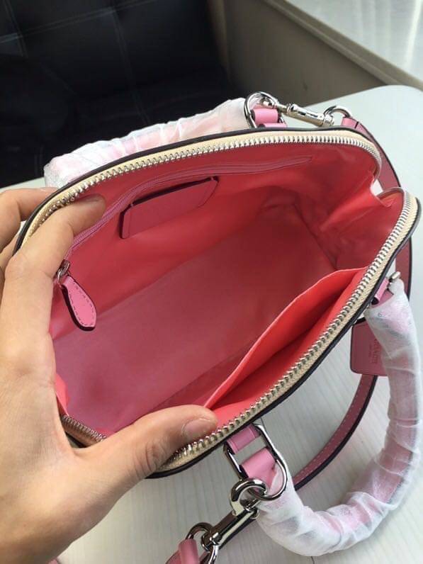 Coach Mini Sierra Signature กระเป๋าถือทรงโดม ภายในกว้างสามารถใส่กระเป๋าเงินเล็ก และมือถือได้ และยังมีช่องซิปเล็ก 1 ช่อง ด้านหลังมีกระเป๋าเล็กเก็บบัตร 1 ช่อง ใครยังไม่มีพลาดไม่ได้แล้วนะคะ