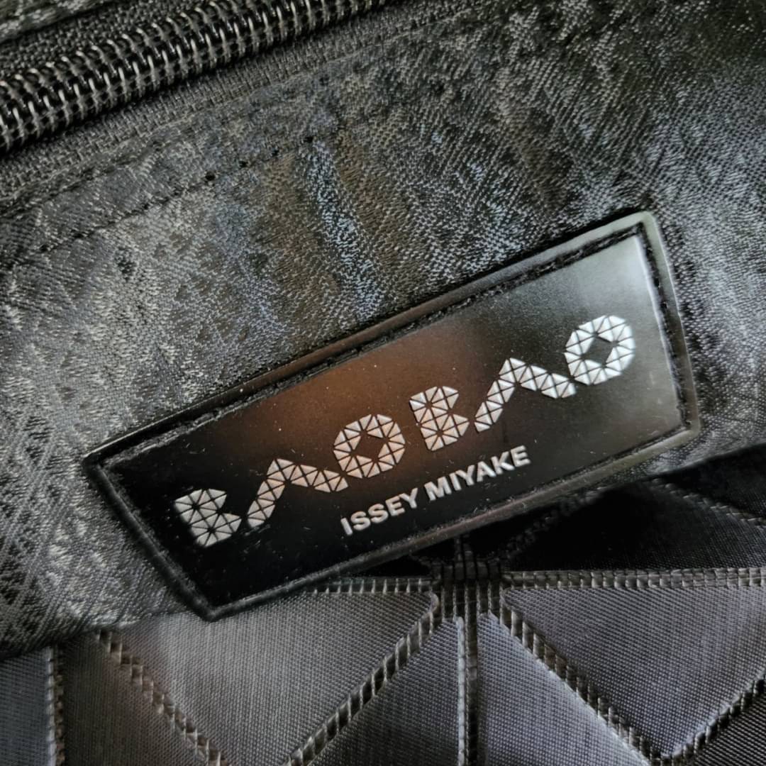 BAO BAO ISSEY MIYAKE LUCENT ONE-TONE กระเป๋า Bao Bao จากแบรนด์ดัง Issey Miyake แบรนด์แฟชั่นจากประเทศญี่ปุ่น ซึ่งมีสินค้ามากมายไม่ว่าจะเป็นเสื้อผ้า นาฬิกา น้ำหอม และที่ขาดไม่ได้นั่นก็คือ กระเป๋า Bao Bao ที่มีความพิเศษในเรื่องของวัสดุและดีไซน์ที่ครองใจสถาปน