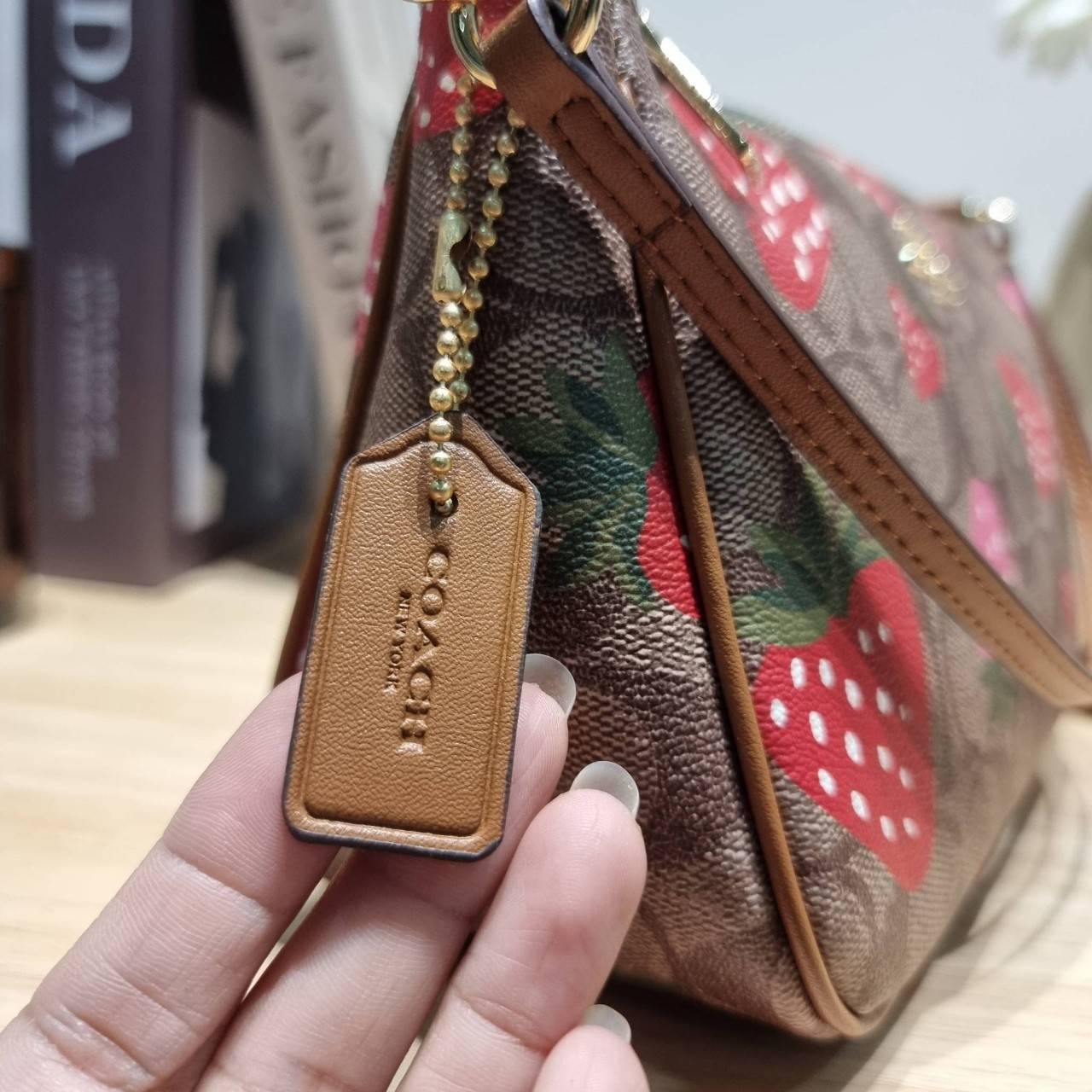 COACH F58321 TOP HANDLE POUCH คอลเลคชั่นสุดฮิต กับดีไซน์ใหม่ น่ารักน่าใช้ทุกแบบ กระเป๋าพอชทรงใช้งานง่าย สะดวก กะทัดรัด วัสดุหนังแคนวาสเคลือบคุณภาพ มาพร้อมสายคล้องในตัว และสายสะพาย crossbody ปรับเปลี่ยนได้ตามสไตล์ อีกหนึ่งไอเท็มที่สาวๆต้องมี ในราคาสุดคุ้ม 