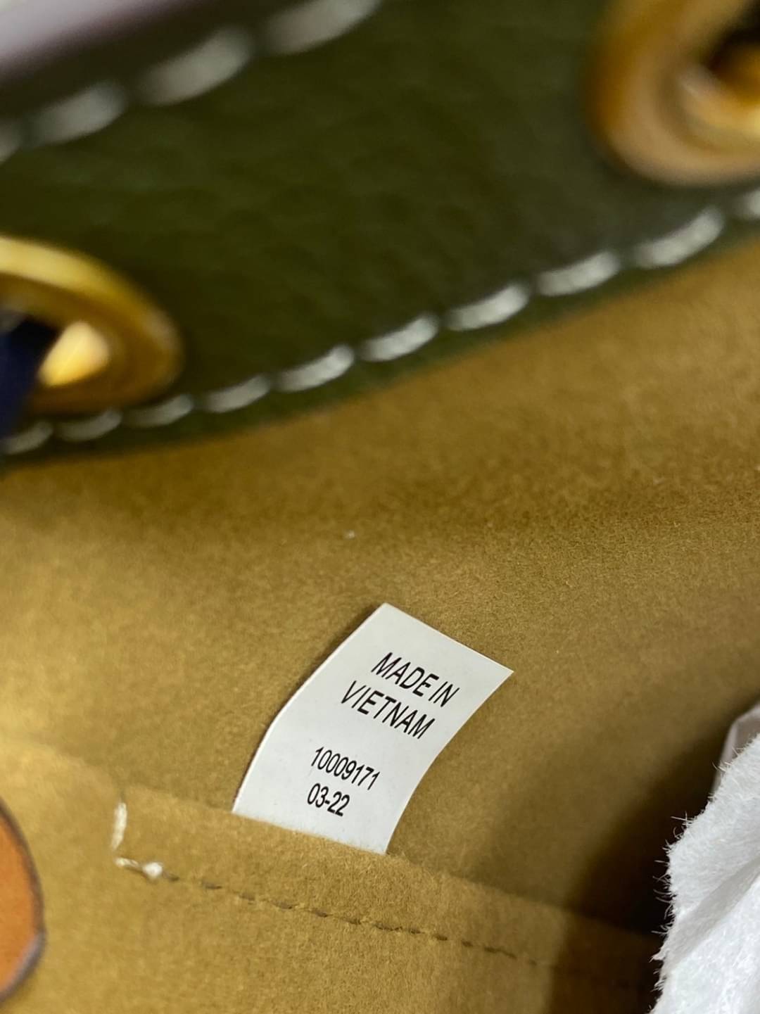 Tory Burch T Monogram Calf Hair Mini Bucket Bag กระเป๋าทรงถังผลิตขึ้นอย่างพิถีพิถันด้วยขนลูกวัวพิมพ์ลาย ตัดแต่งหนังอย่างดี