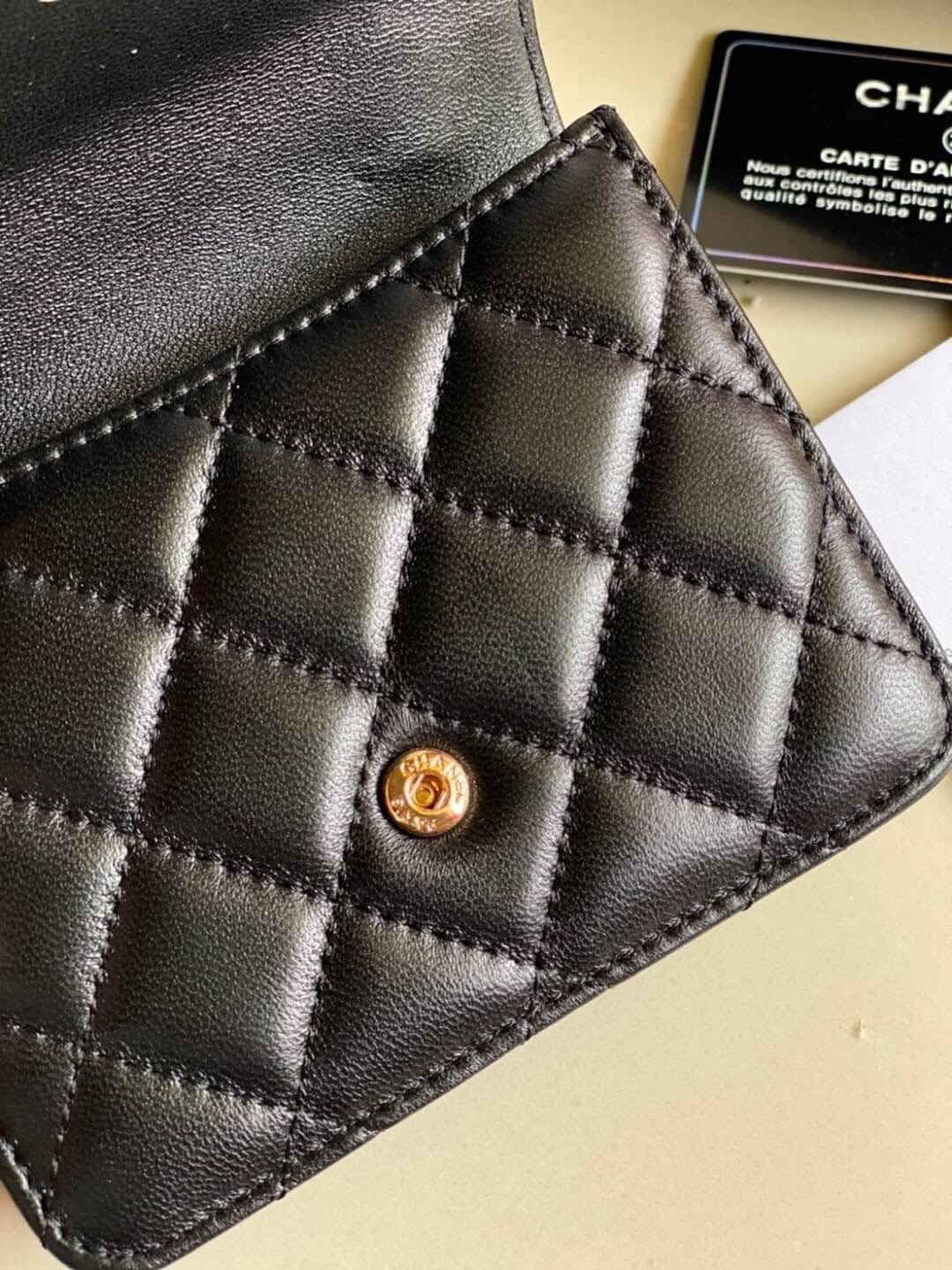 หนังแท้ VIP GIFT CHANEL MINI BLACK BAG รุ่นยอดนิยมไอเท็มฮิตวัสดุหนังแท้เรียบสวยคลาสสิคเปิดปิดด้วยฝาปิดกระดุมด้านหน้ามีโลโก้แบรนด์อะไหล่ทองสวยหรูดูดีมากกกก มาพร้อมสายโซ่ทองร้อยหนังจะสะพายไหล่ หรือ Crossbody ก็ดูดี ภายในโล่งกว้าง ตัวจริงสวยน่าใช้ Chanel min