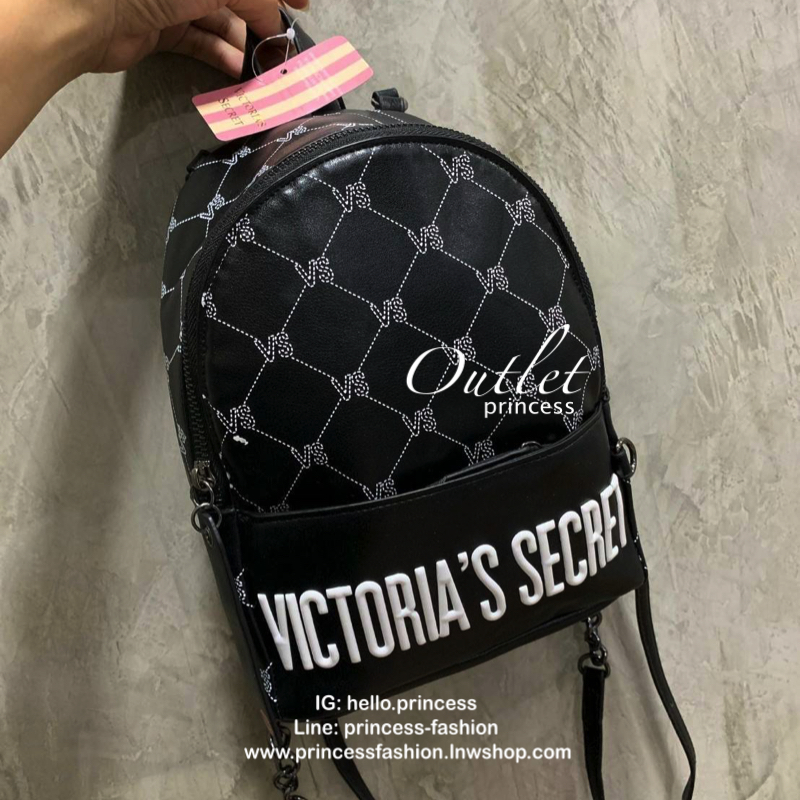 VICTORIA'S SECRET Monogram Mini Citypack กระเป๋าเป้รุ่นใหม่ ดีไซน์สวยเรียบหรู วัสดุหนังเรียบลาย Monogram Cool ขนาดกลางกำลังดี ใส่มินิไอแพค กระเป๋าสตางค์ยาวได้ น้ำหนักเบา เปิดปิดด้วยซิปเดียวหางซิปยาวสกรีนโลโก้แบรนด์ สายสะพายโซ่ต่อหนังแบบเข็มขัดปรับระด