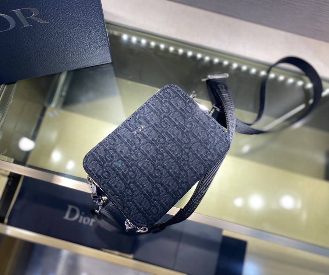 หนังแท้ DIOR POUCH WITH SHOULDER STRAP Oblique Jacquard พร้อมส่งที่ไทย งานหนังแท้และผ้าแจ็คการ์ดออริจินอล ภาพสินค้าถ่ายจากงานขายจริง ใช้งานต่างประเทศได้