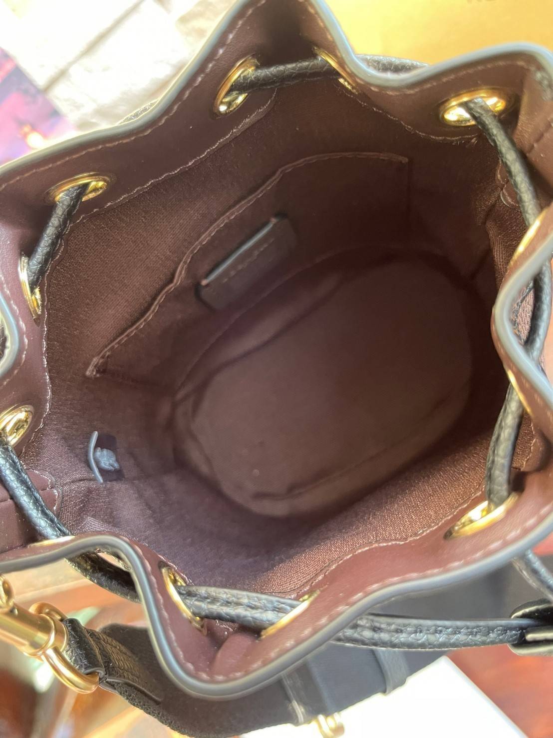 COACH DEMPSEY BUCKET BAG 15 WITH COACH PATCH AND HEART CHARM สวยงามด้วยดีไซน์ทรงตะกร้าแบบมินิมอลแสนน่ารัก ดีเทลสะดุดตา รูปทรงจดจำง่าย ถือแบบชิคๆ หรือยิ่งไปกว่านั้น สายสะพายของกระเป๋าก็สามารถถอดออกเพื่อเปลี่ยนรูปแบบการสะพายได้ทั้งแบบสะพายไหล่และสะพายคาดลำต