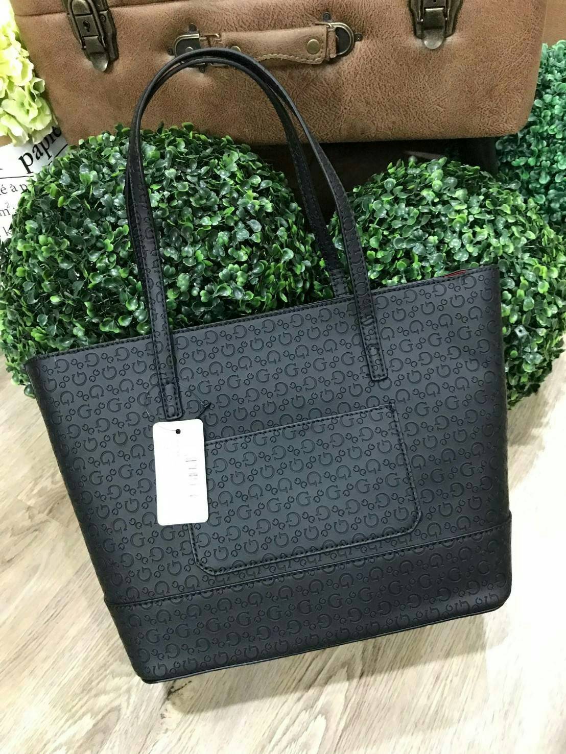 GUESS SINGNATURE SHOPPER BAG (SIZE L) กระเป๋าสะพายรุ่นใหม่ล่าสุดจาก GUESS FACTORY หนังสวยอยู่ทรงปั้มลาย Singnature Brand รอบใบ ด้านหน้าประดับโลโก้แบรนด์ ด้านหลังมีช่องใส่ของ หูหิ้วสะพายไหล่ได้สามารถเลื่อนปรับระดับได้ พร้อมประดับพู่หนังห้อยที่หูกระเป๋าดูมี