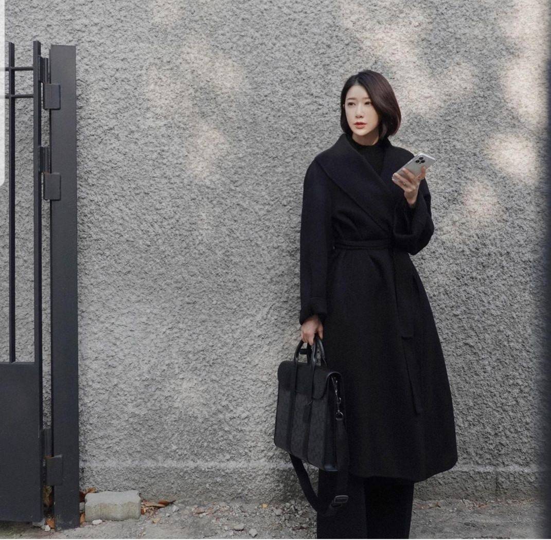 COACH METROPOLITAN PORTFOLIO IN SIGNATURE CANVAS (COACH 39775)🍁 เอาใจสาย smart กับรุ่นยอดฮิต ใช้งานได้ลงตัวสุดๆ ถือว่าเป็นอีกรุ่นที่ถามกันเข้ามาเยอะมากๆ และใช้งานได้ครบฟังก์ชั่นจริงๆ >>วัสดุแคนวาส สลับหนังแท้ หนังคุณภาพมากๆ มีสายสะพายยาว ถอด