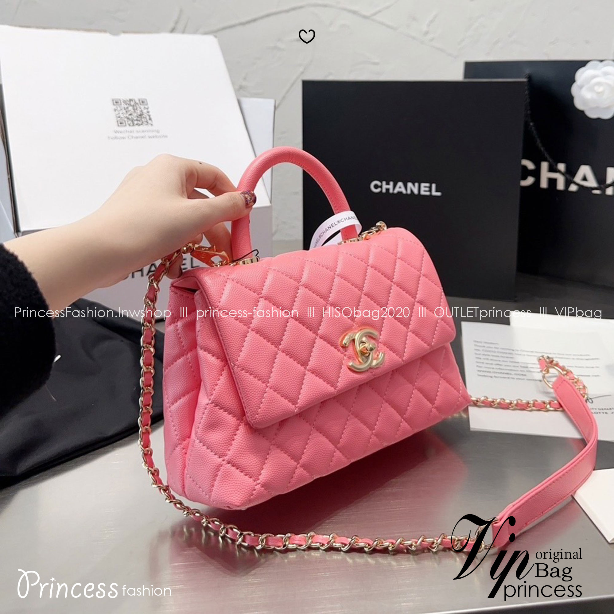 CHANEL Coco Small Top Handle Bag กระเป๋าสะพายสุดคลาสสิค สวยหรูพร้อมมือจับในตัว อะไหล่ทองสวยมาก มาพร้อมกล่อง อปก ครบเซ็ท รอบนี้จัดราคาพิเศษสุดคุ้มค่ะ โดดเด่นและดูแพง ไม่อยากให้พลาดเลยน้า