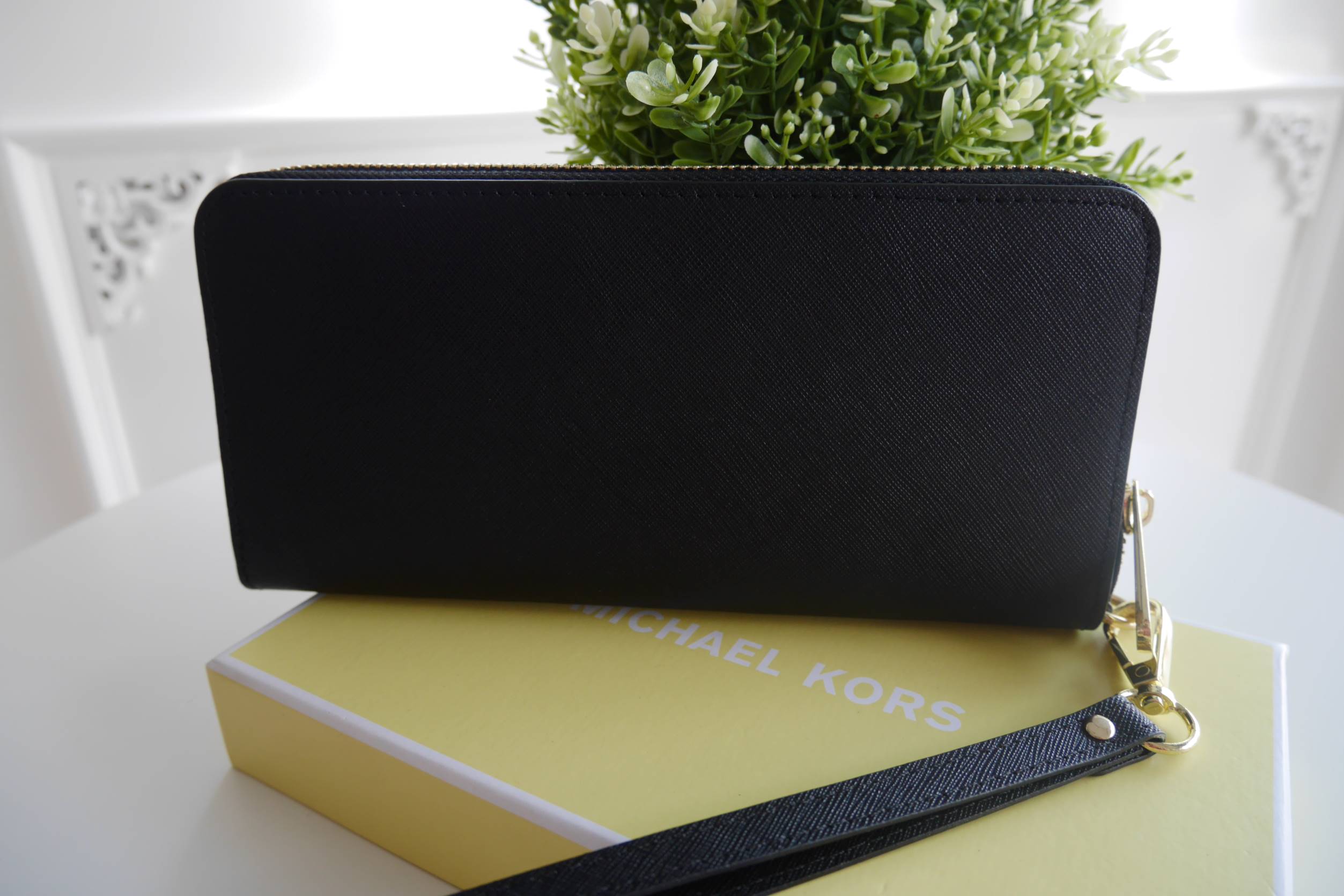 Best seller! งานขายดี รุ่นใหม่คะ Michael kors saffiano Wallet กระเป๋าสตางค์ใบยาว หนัง Saffiano ซิปรอบ สวยหรู มาก อะไหล่ปั้มโลโก้แบรนด์ ด้านในมีช่องใส่บัตร เยอะม้ากกก อีกด้านมีช่องแบงค์+ซิปใส่เหรียญ จุของได้เยอะจริงๆคะ ใส่ iphone 6+ ได้ สวยหรูดูดี อุปกรณ์ค