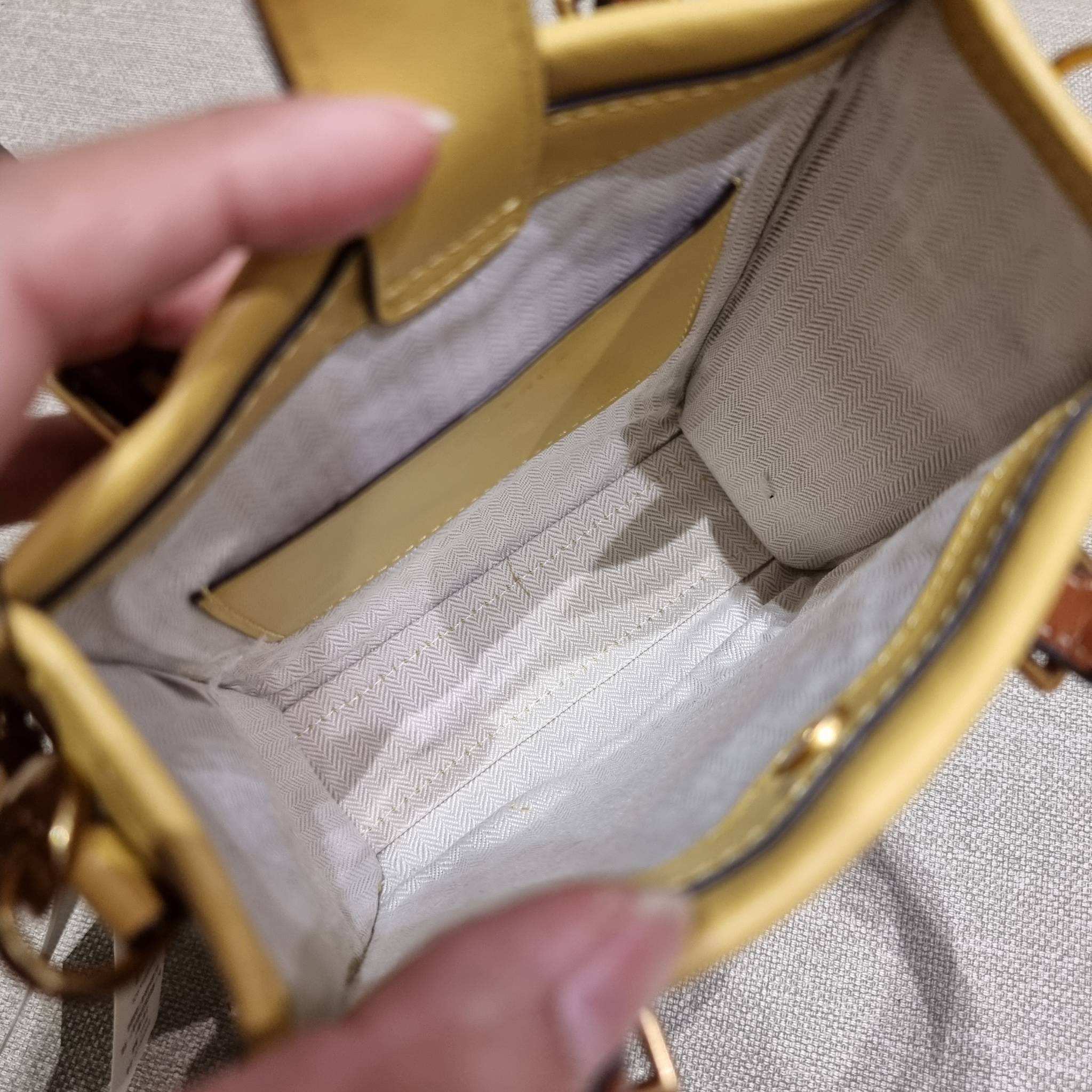 TORY BURCH T MONOGRAM STRAW MINI TOTE สวยสุด ดูแพงสุด!! ต้องยกให้เลย กับไอเท็มนี้ กระเป๋าสะพายทรงโท้ท ไซส์มินิ มีลูกเล่นที่ดีเทลเยอะมาก ด้วยงานฝีมือปักสานด้วยวัสดุจากกธรรมชาติ ถักทอเป็นลายเส้นขึ้นลายนูน ตัดขอบด้วยหนังแท้ และยังโดดเด่นด้วยหูจับในตัวโทนสีอุ