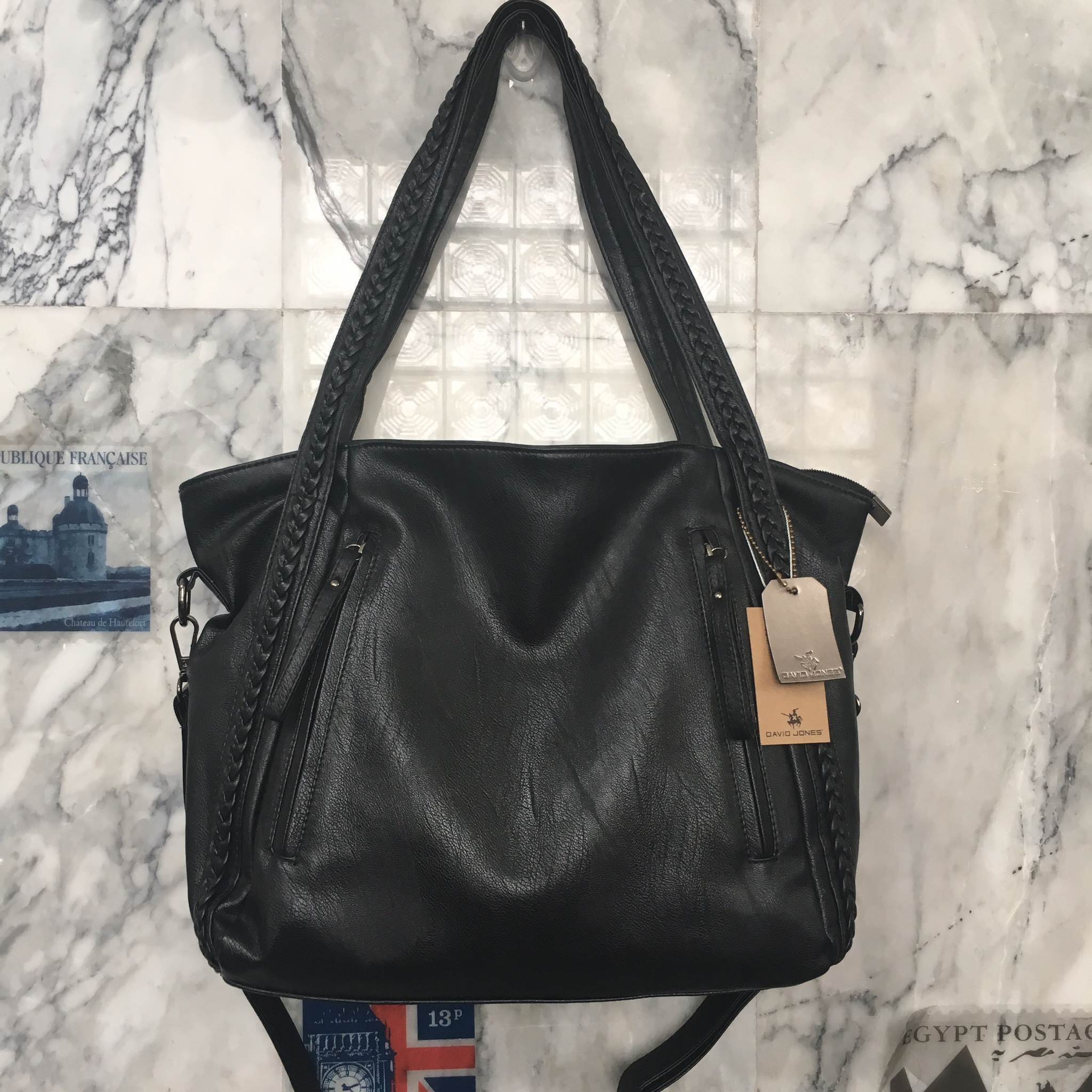 ขายดีมาก มากี่รอบก้อหมด สำหรับรุ่นนี้ เป็นกระเป๋าทรง Tote ของจริงสวยคะ หนังนิ้ม นิ่ม ค่า ดีต่อใจ 😁❤️ 〰〰〰〰〰 รุ่นใหม่ล่าสุด หนังนิ่ม อะไหล่ดำ ภายใน มี ช่อง 3 ช่องใหญ่ แบ่งเก็บของได้คุ้ม เป็นสัดส่วนดีคะ น้ำหนักเบา จุของได้คุ้มคะ มีสายยาวให้ ถื