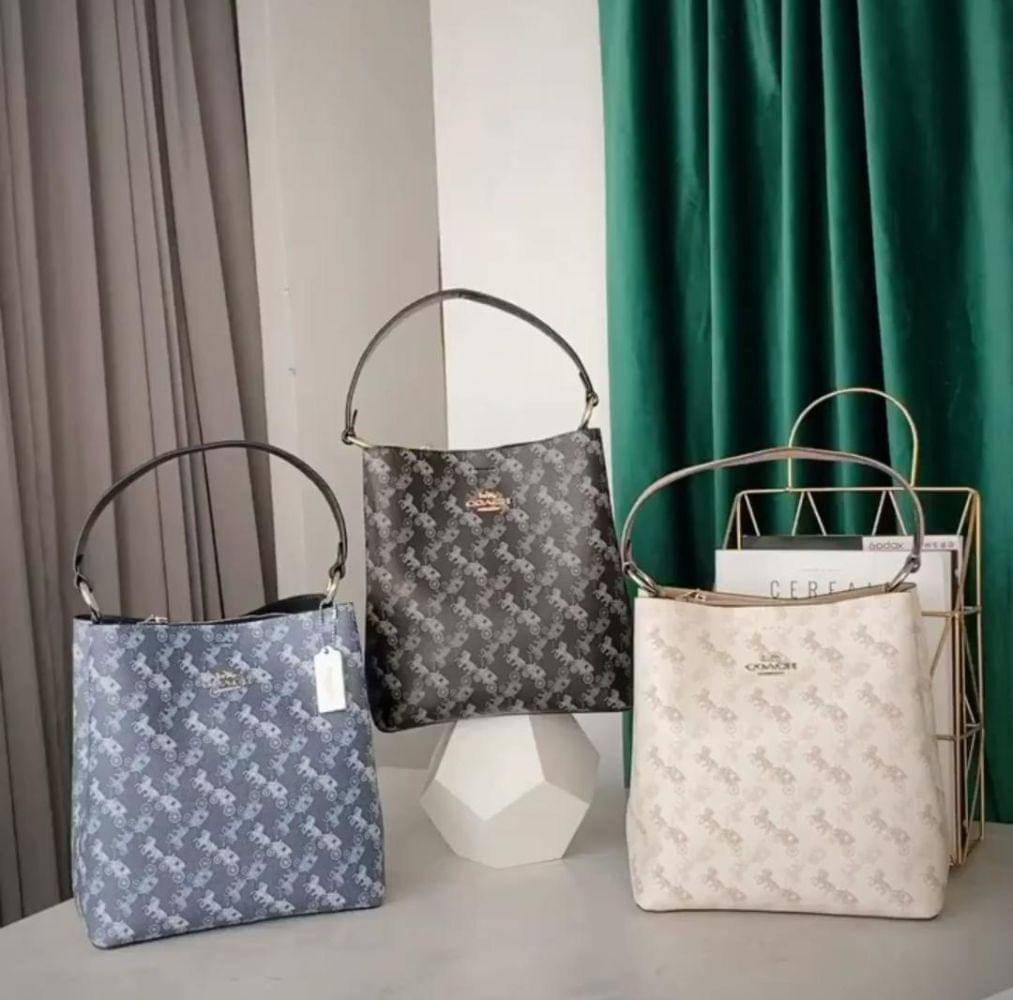 COACH TOWN BUCKET BAG WITH HORSE AND CARRIAGE PRINT ((2081-236)) 🔺กลับมาแล้ว ตามคำเรียกร้องค่ะ! กระเป๋าคล้องไหล่//สะพายข้างได้ วัสดุ pvc อย่างดี หนังนิ่มป่องพองตัวสวยงาม ลายรถม้าทั้งใบค่ะ ภายในกระเป๋าแบ่งเป็น2ช่องหลัก เปิดปิดแบบกระดุมแม่เหล็ก ภายใ