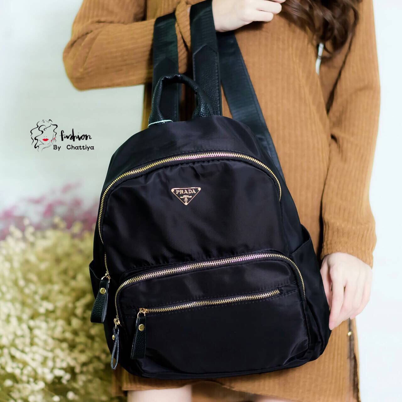 Prada nylon backpack fashion bag by Chattiya Brand:Prada Detail:รอบนี้จัดหนักสำหรับเป้รับซัมเมอร์ จัดมาให้เลือกหลายแบบ ใบนี้ก็เช่นกันเพิ่มความจุและเพิ่มช่องให้สำหรับคนมีของ ต้องจัดเต็ม ตัวกป.เป็น nylon เนื้อดี กันน้ำได้ซิปกว้างทั้ง 3 ช่องแบ่งให้ไม่ต้องถาม