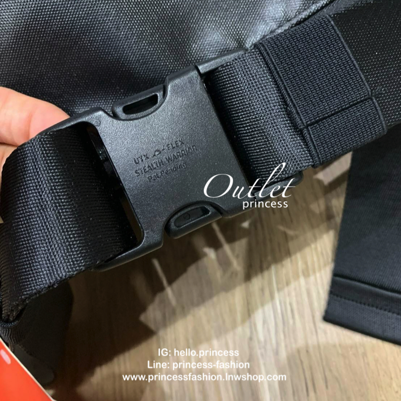 Nike Tech Hip Pack Winterized กระเป๋าnikeทรงคาดอกรุ่นใหม่ชนช้อป ทรงสวย ใบใหญ่สไตล์สปอร์ต ใส่อุปกรณ์กีฬาและพกพาได้อย่างสบายใจ แบ่งเป็นช่องซิปใช้งานทั้งหมด3ช่อง ด้านหน้า ด้านบนและด้านหลัง สามารถแยกของได้เป็นสัดส่วน สายปรับได้ฟรีไซส์ ดีไซน์โลโก้แบรนด์ด้านหน้