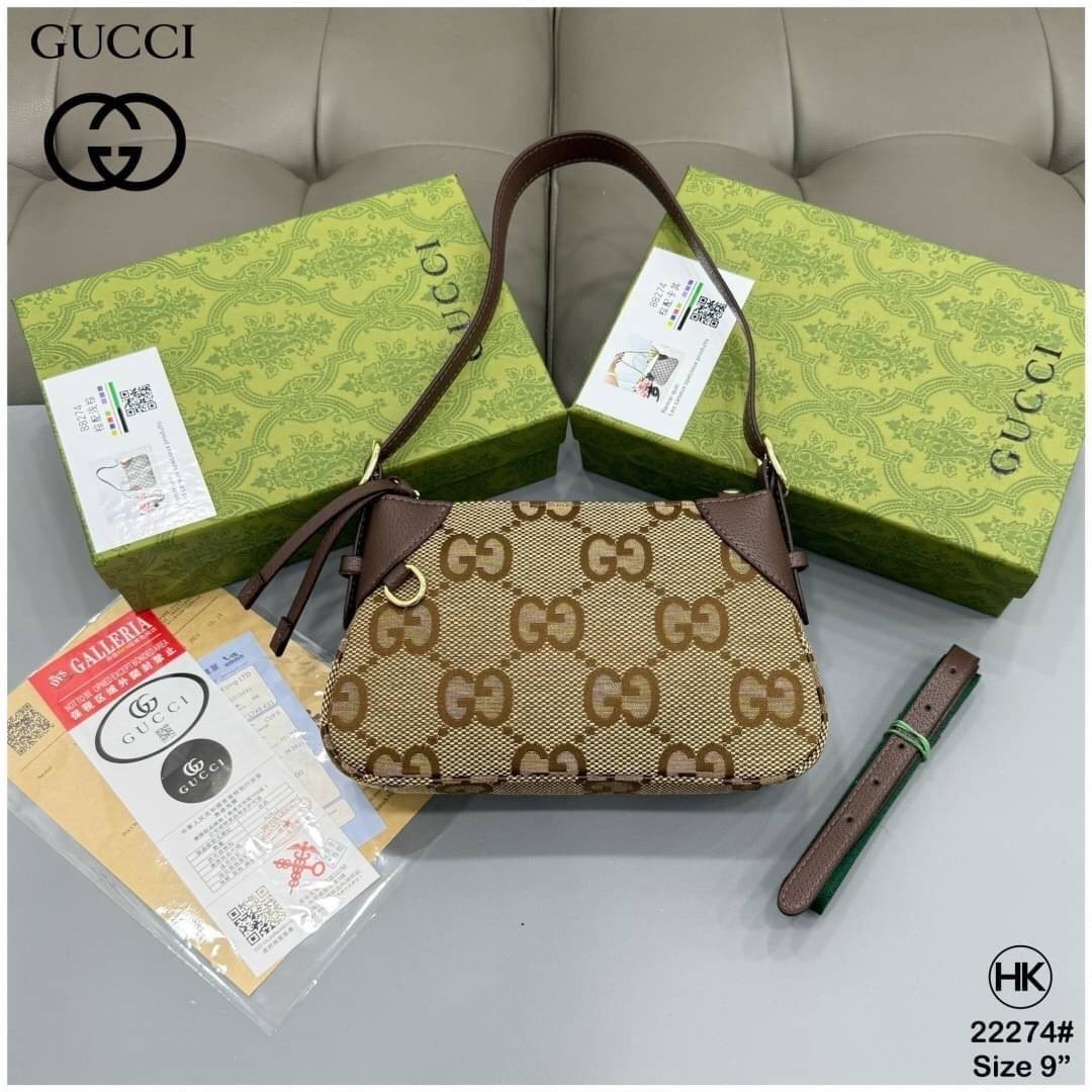 GUCCI GG Emblem small shoulder bag กระเป๋าสะพายคอลใหม่ทรงพอช ได้รับแรงบันดาลใจจากโลกแห่งการขี่ม้าดีไซน์คลาสสิคคงความเอกลักษณ์ สะพายไหล่ได้อย่างสง่างาม ขนาดน่าใช้มากๆ