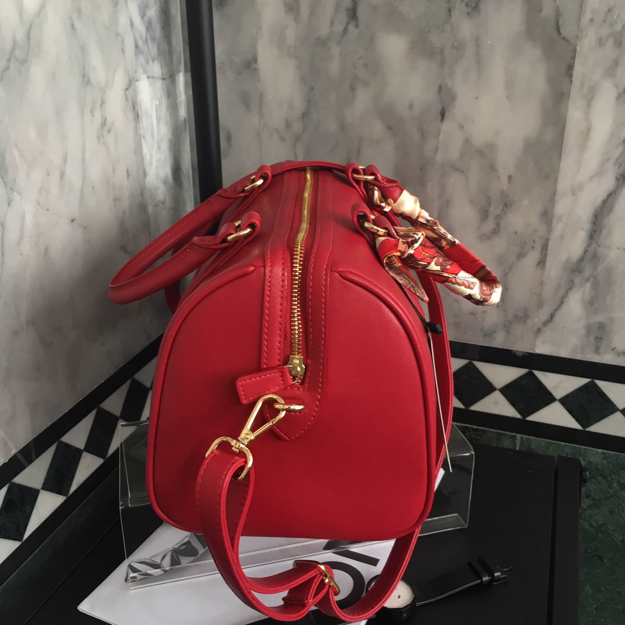 รุ่นใหม่ล่าสุด หนังแกะสวยมากคะ สีเข้าใหม่ >> REDRED รุ่น KEEP sheep leather Pillow bag สวย น่ารัก ขนาดตอบทุกโจทย์การใช้งาน เห็นแล้ว #หลงรักเลยคะ ตัวกระเป๋าขนาดกำลังดี จุของคุ้ม หนังแกะ สวยมาก ดูแลรักษาง่าย ประดับด้วยผ้าพันหูกระเป๋า ทำให้กระเป๋าเก๋ ข