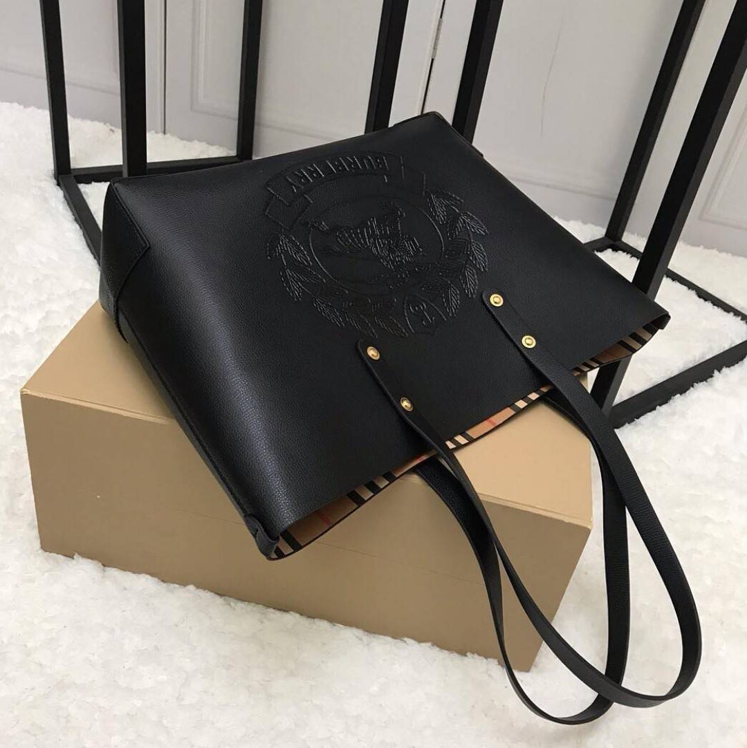 VIP 🥂 BURBERRY FRAGRANCES TOTE BAG VIP รุ่นแนะนำ ดีไซน์สวยโดดเด่นหนังสีดำขึ้นเทคเจอร์ด้านหน้ามีโลโล้แบรนด์ ภายในลายวินเทจสุดคลาสสิค โล่งกว้างมีช่องซิปเล็กและโลโก้ด้านใน สามารถใส่เอกสาร A4 Notebook ipad สัมภาระได้เยอะจุใจ หูหิ้วหนังจับถนัดมือสะพายไ