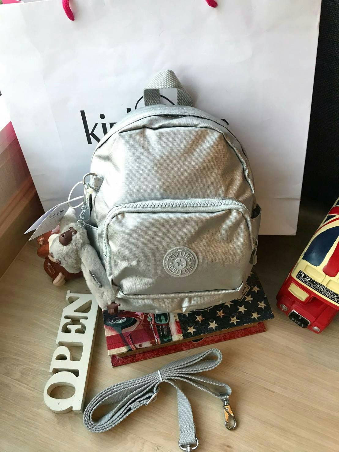 Kipling Kaopin Mini Backpack Woman’s กระเป๋าเป้สะพายรุ่นใหม่!!ขนาดมินิ สามารถแบบเป้หรือทรงcrossbody ได้ มีหลายช่องใช้งาน ด้านหน้าเป็นช่องซิปเล็กใส่ของจุกจิก ภายในมีช่องเล็กแยกเป็นสัดส่วน ใส่กระเป๋าสตางค์ยาวหรือมินิไอแพคได้ ขนาดกะทัดรัด มาพร้อมพวงกุญแจลิงส