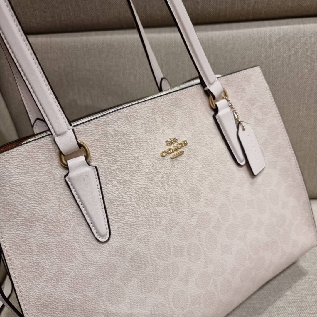 COACH C4075 TATUM CARRYALL IN SIGNATURE CANVAS คอลเลคชั่นใหม่ล่าสุด จัดมาให้ได้สวยก่อนใคร สวยหรูทุกสี!! ลุคผู้ดีต้องมาอีกหนึ่ง กระเป๋าสะพายทรงสวย ที่มาพร้อมสายสะพายไหล่ในตัว และสายครอสบอดี้สำหรับสะพายข้าง วัสดุหนัง crossgrain สวยคมมากๆ ตัวกระเป๋าถูกแบ่งเป