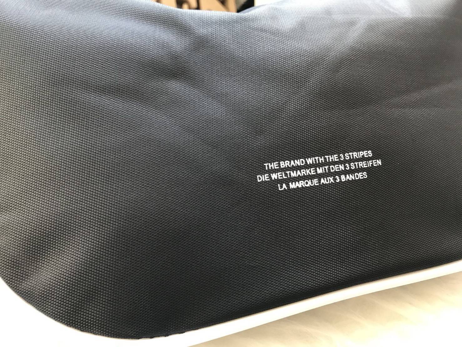 ADIDAS ORIGINALS ADICOLOR WAIST BAG ของมันต้องมี!! กระเป๋าคาดอก/คาดเอวสุดชิค ดีไซน์เรียบง่าย แต่สะพายแล้วเท่ คลาสสิคสุดๆ!! วัสดุ Nylon+Polyester กันน้ำได้ เปิด-ปิดฝากระเป๋าด้วยซิป หัวซิปปั๊มแบรนด์เป็น signature ภายในมีช่องโล่งกว้าง ใส่ของได้พอสมควร ใส่มือ