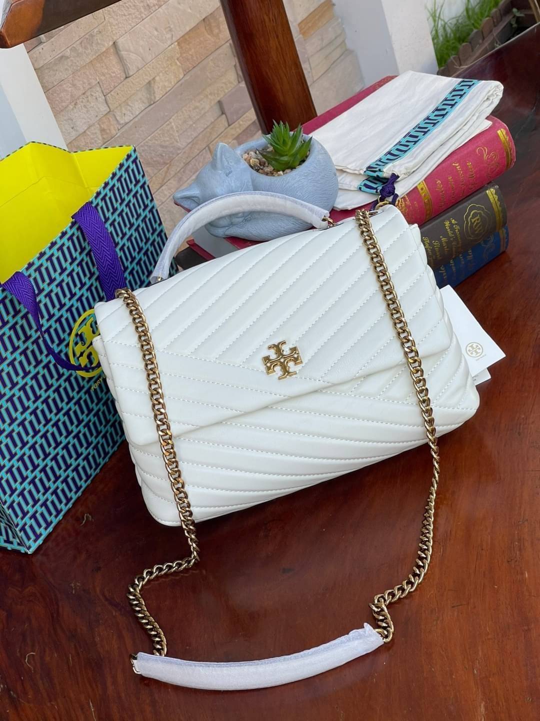 Large : Tory Burch Kira Chevron Quilted Convertible Leather Crossbody Bag เป็นกระเป๋าที่ใช้ในการออกงานสำคัญหรือวันที่มีปาร์ตี้สังสรรค์ คุณควรเลือกใช้กระเป๋าที่มีดีไซน์สะดุดตา เพราะจะช่วยยกระดับและเพิ่มเสน่ห์ให้กับตัวคุณเองมากยิ่งขึ้น หากเป็นงานทางการ เช่น