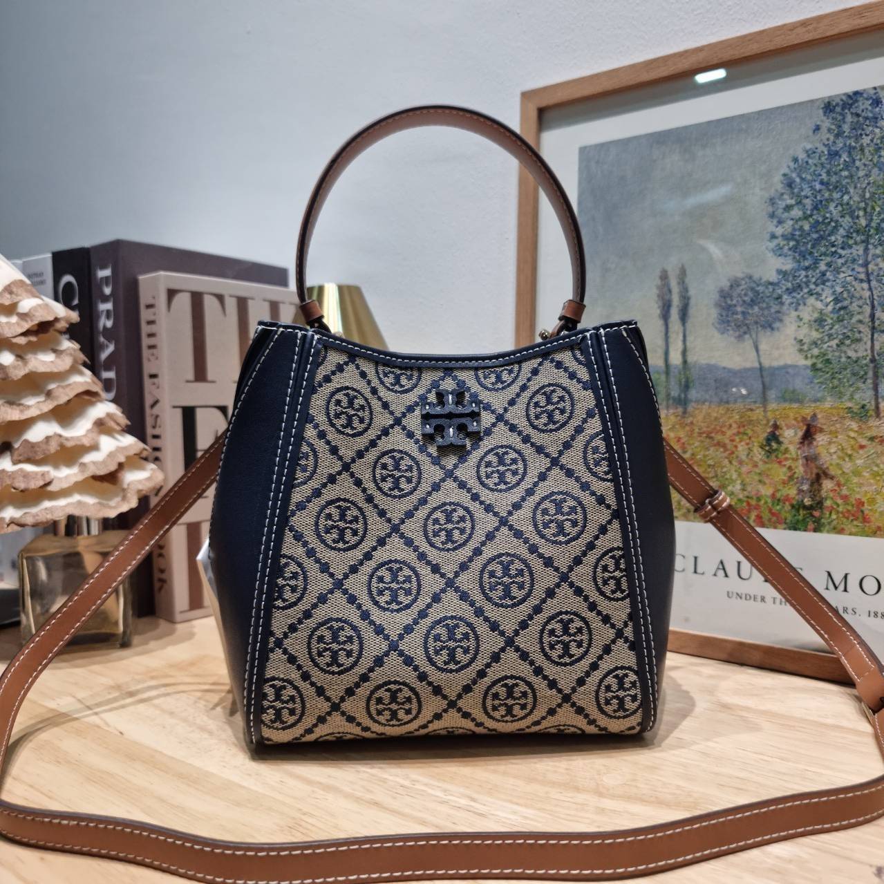 TORY BURCH SMALL T MONOGRAM MCGRAW BUCKET BAG กระเป๋าทรงบัคเก็ตโมโนแกรม เกรดออริ สลับแท้ 1:1 ใช้งานต่างประเทศได้