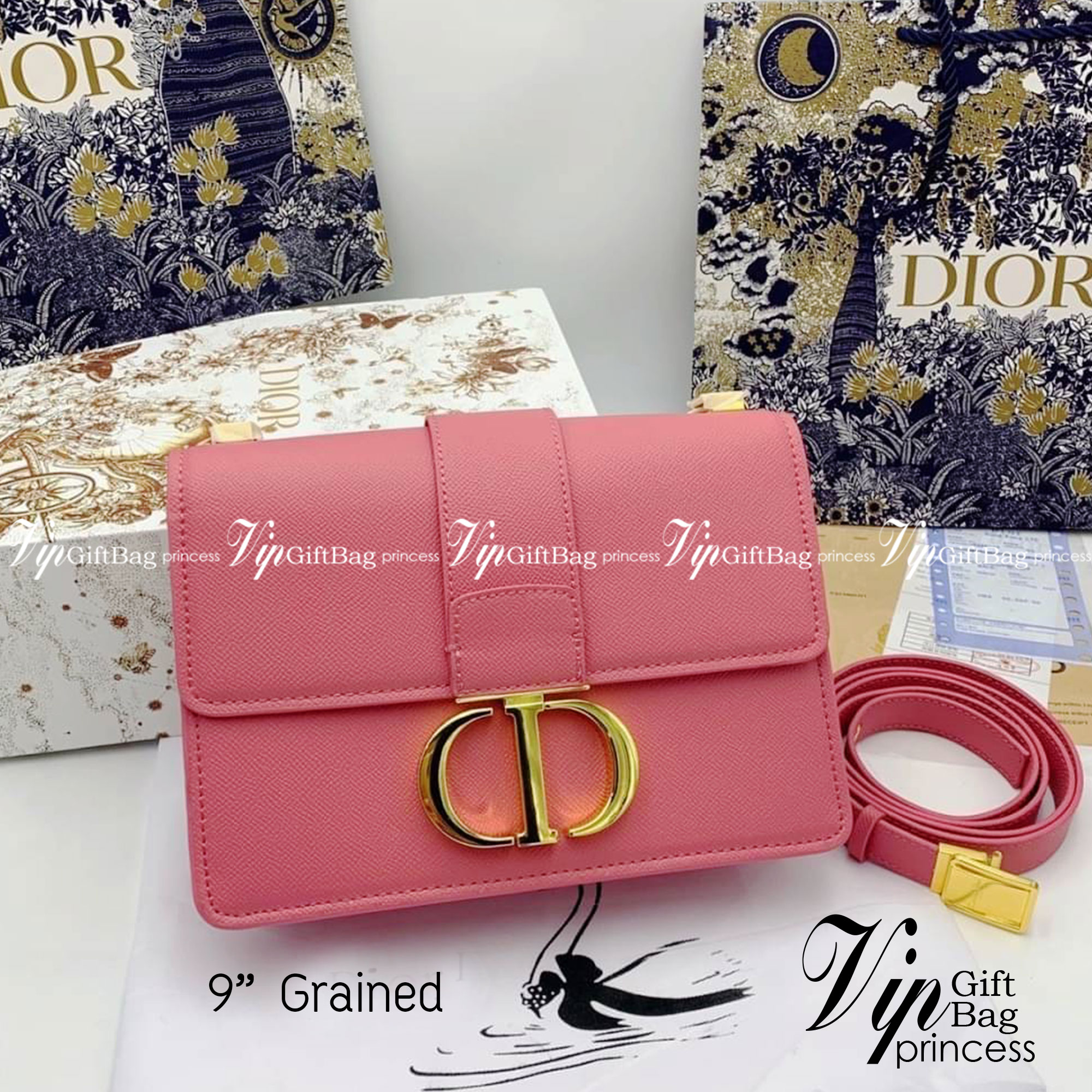 Dior 30 Montaigne Bag in Grained 9" รุ่นหนังลายเกรน กระเป๋าสะพายดิออร์ เอกลักษณ์ของความหรู น้ำหนักเบา ไอเท็มหายาก!! Best seller!! ยกให้น้องเลย!! ดีไซน์เรียบหรูในความเป็นเอกลักษณ์ ใช้งานง่าย สะดวก ได้ทุกโอกาส แนะนำเป็น everyday bag ติดตัวไว้เลยจ้าสาวๆ
