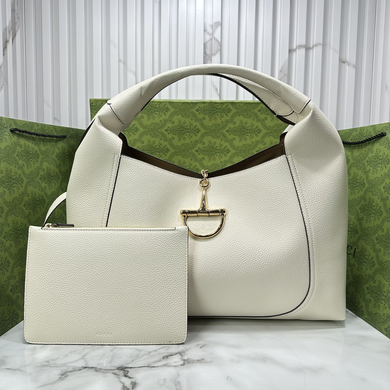 Gucci Softbit maxi shoulder bag โฉมใหม่ล่าสุด กับกระเป๋าสะพายรูปทรงใหม่เรียบหรูด้วยหนังลายเกรน ใบใหญ่จุใจพร้อมใบลูกเข้าเซ็ท ตกแต่งอะไหล่ Horsebit ครึ่งรูปขนาดใหญ่ด้านหน้าสวยหรูโดดเด่น สวยผู้ดี ดารา เซเลปใช้กันเพียบ