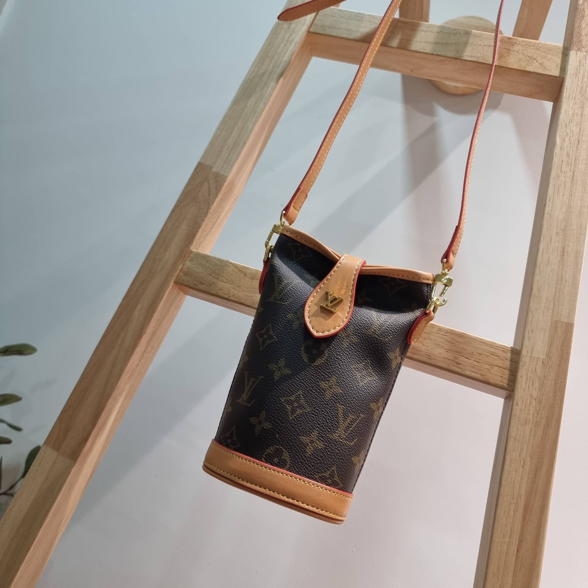 LV FOLD POUCH กระเป๋าสะพายไซส์มินิ น่ารักน่าใช้ มีความกะทัดรัด ไม่เกะกะ แต่สามารถใส่ของจำเป็นได้ ใส่โทรศัพท์ กระเป๋าสตางค์ใบเล็กได้ รูปทรงสวย วัสดุหนังแคนวาส ปากกระเป๋ามีกระดุมแม่เหล็กคาด ใช้งานได้สะดวกยิ่งขึ้น ภายในเป็นช่องโล่ง มาพร้อมสายครอสถอดออกได้ ปร