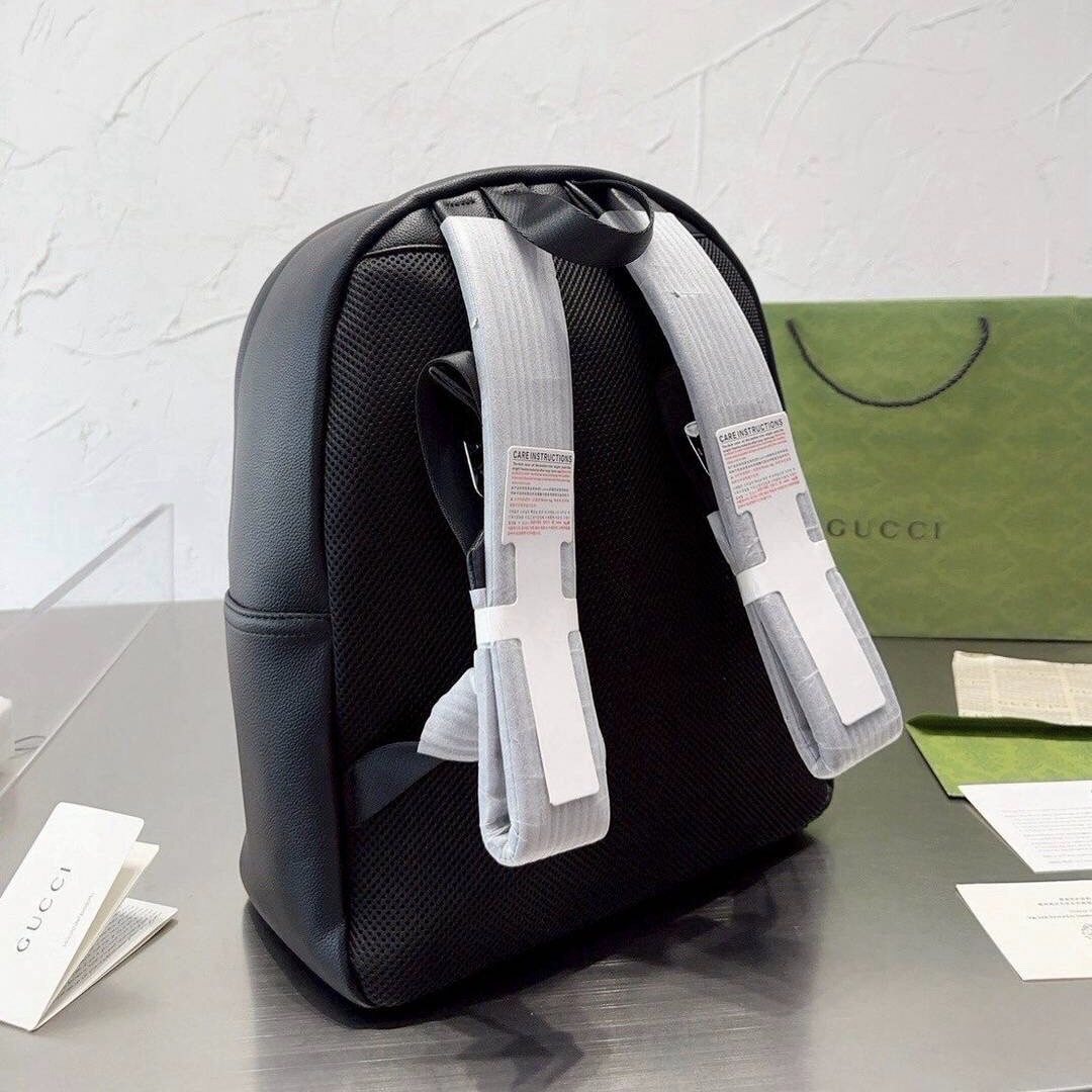Gucci print leather backpack กระเป๋าเป้สะพายหลัง ปริ๊นลายโลโก้สวยโดดเด่น สีดำคลาสสิก ดีไซน์เอกลักษณ์ รุ่นขายดี ใช้ได้ทั้งหนุ่มๆและสาวๆ