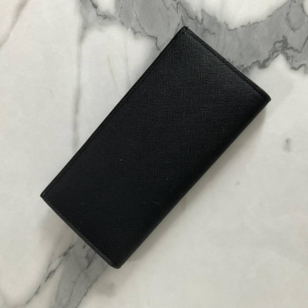 PRADA LONG WALLET Best Seller กระเป๋าสตางค์รับทรัพย์ ทรงหรู ลายหนัง SAFFIANO มีช่องใส่บัตร ถึง 12 ช่อง และช่องซิปใส่ของจุกจิกได้ น้ำหนักเบา จับถนัดมือ ขนาดกำลังดี