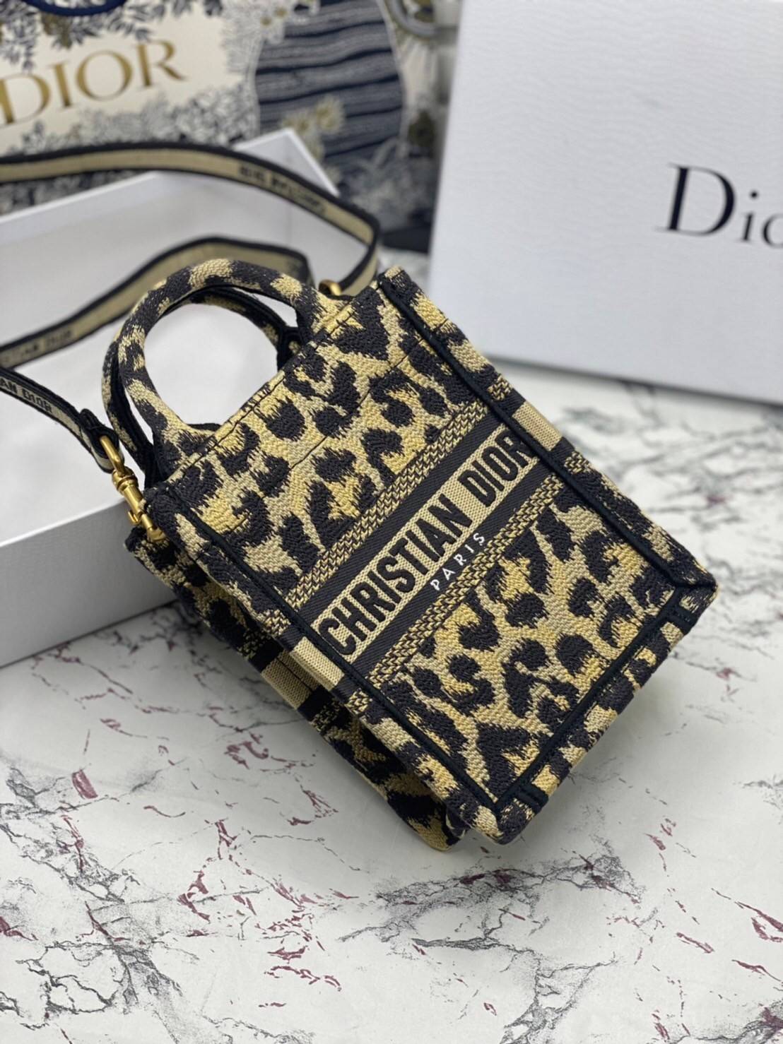 ORI 】Mini Dior Book Tote Phone Bag Beige Multicolor Mizza Embroidery พร้อมส่งที่ไทย ภาพสินค้าถ่ายจากงานขายจริง ใช้งานต่างประเทศได้ กระเป๋าใบมินิจะใส่โทรศัพท์ได้เช่นเดียวกับของใช้จำเป็นเล็กๆ น้อยๆ ในแต่ละวัน มาพร้อมสายสะพายไหล่แบบปักที่ปรับได้และถอดออกได้ 