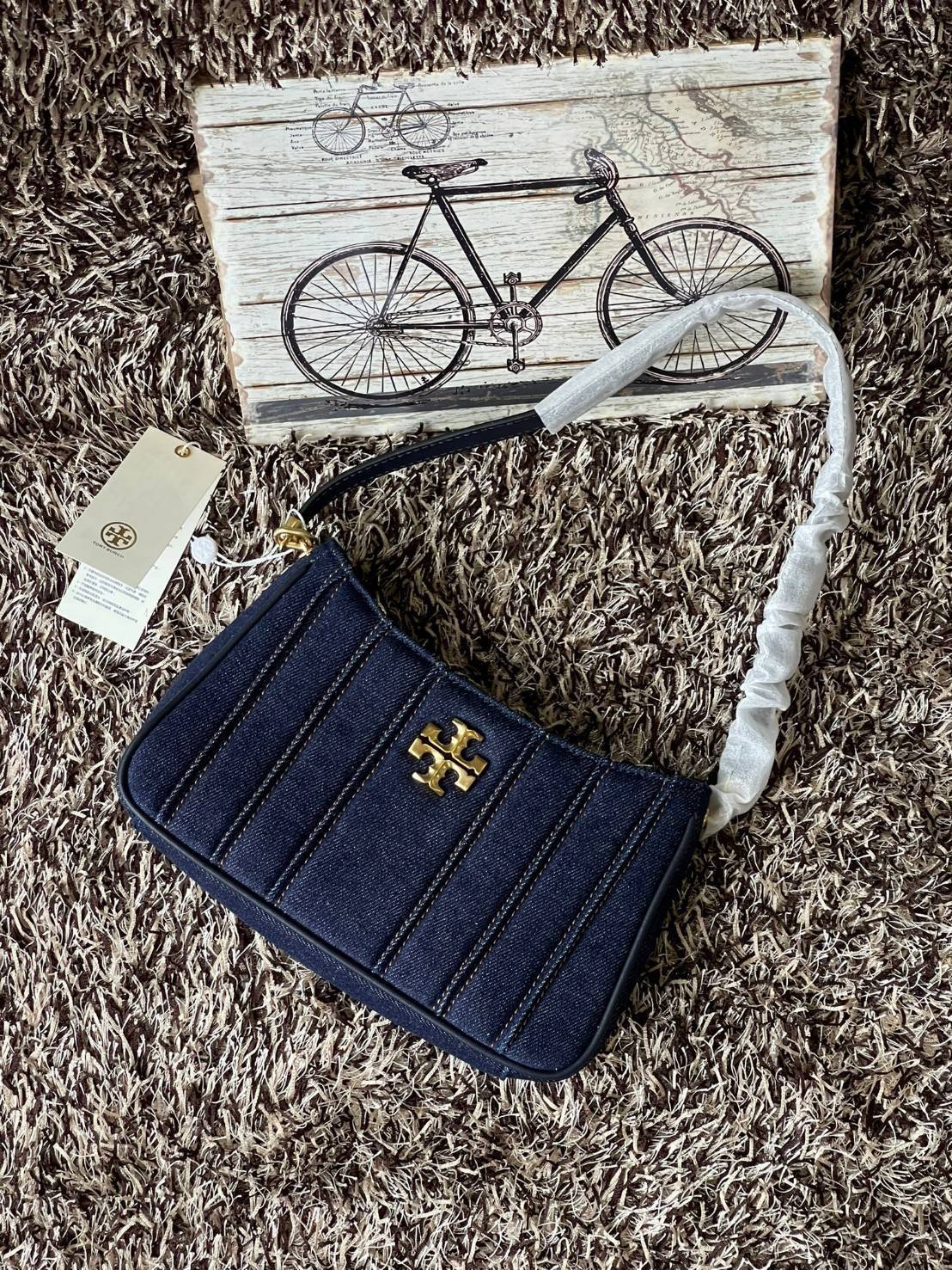 Tory burch Kira logo-plaque crossbody bag กระเป๋า Kira ของ Tory Burch เป็นส่วนหนึ่งของคอลเล็กชั่นที่โดดเด่น และมีหลายรุ่นด้วยกัน โดยมีป้ายโลโก้ Double T ของแบรนด์อยู่ตรงกลาง มีความเรียบง่ายแต่ยังคงความหรูหราโดดเด่นด้วยวัสดุบุผิว ป้ายโลโก้สีทอง สายสะพายโซ่