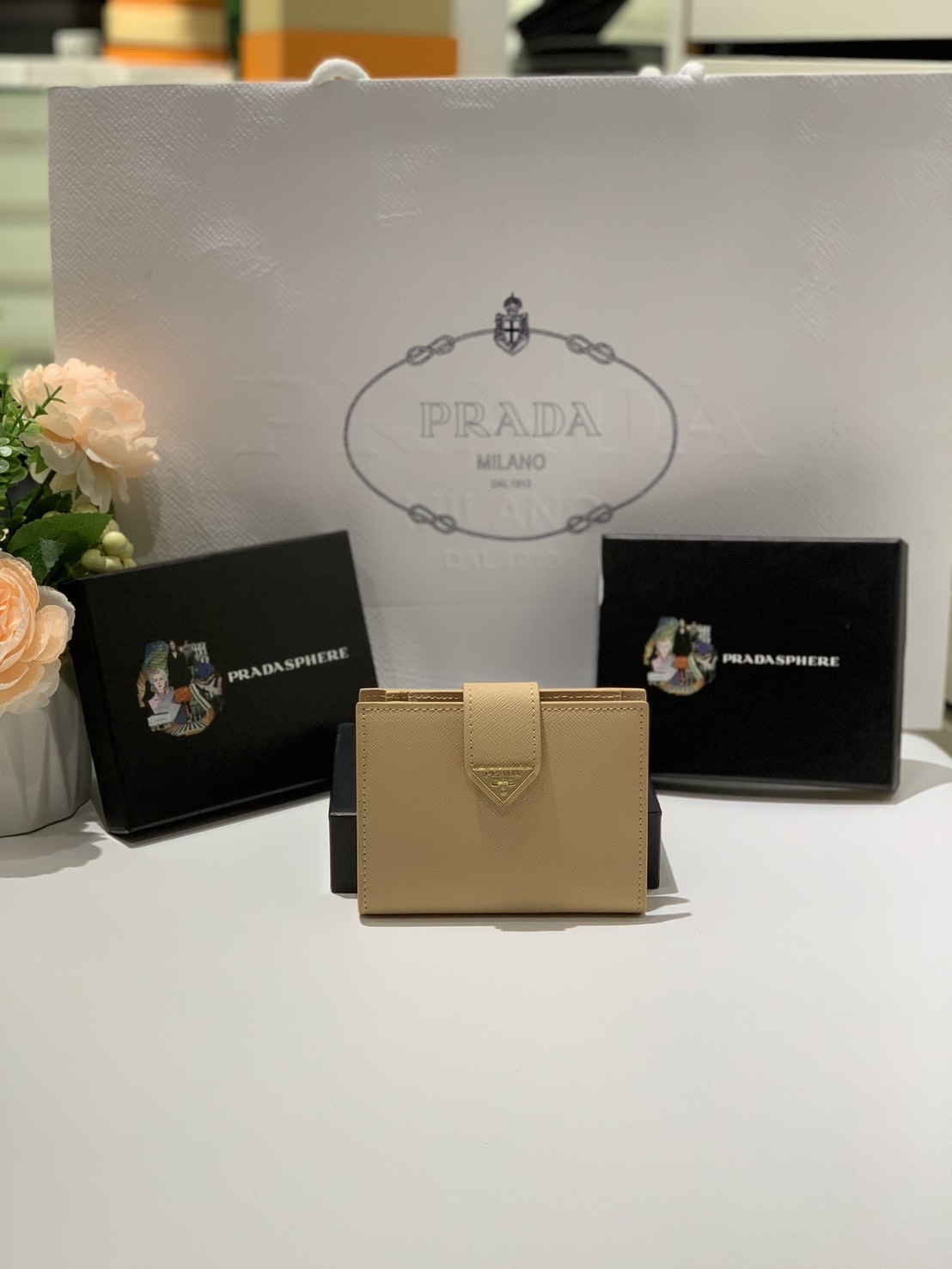 ORI หนังแท้ | Prada Wallet / Prada Small logo-plaque Saffiano Wallet กระเป๋าสตางค์ปราด้าใบกลาง เรียบหรู หนัง Saffiano เนื้อนุ่ม มีฟังก์ชันและสไตล์ให้เลือกด้วยช่องใส่บัตรหลายช่อง