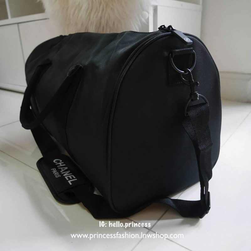 ใหม่ล่าุสุด กับทรง travel & fitness bag กับ Chanel VIP Gift Bag Travel Bag Gym Duffel Weekend จากงานพรีเมี่ยมกิ้ฟแบรนด์หรูอย่าง Chanel ของแท้100% ตัวกระเป๋าเป็นผ้า Oxford หนาอย่างดี **สกรีนโลโก้GABRIELLCHANEL สีขาว เปิดปิดด้วยซิปแบรนด์ อะไหล่คุณภาพเยี่ยม