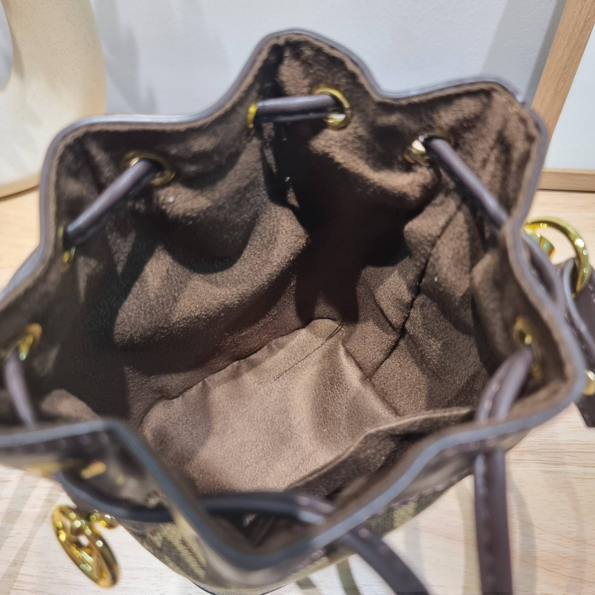 FENDI MINI BUCKET BAG / Fendi Mon Tresor Mini Brown Bag กระเป๋าสะพายทรงขนมจีบยอดฮิต ไซส์มินิ ที่น่ารักน่าใช้มาก ดีไซน์สวยอยู่ทรง วัสดุผ้าแคนวาสสลับหนังแท้ ดีเทลห่วงคล้องอะไหล่สวยหรู มาพร้อมสายสั้นคบ้องแขน และสายครอสบอดี้สำหรับสะพายข้าง สลับใช้ได้ไม่จำเจ ภ