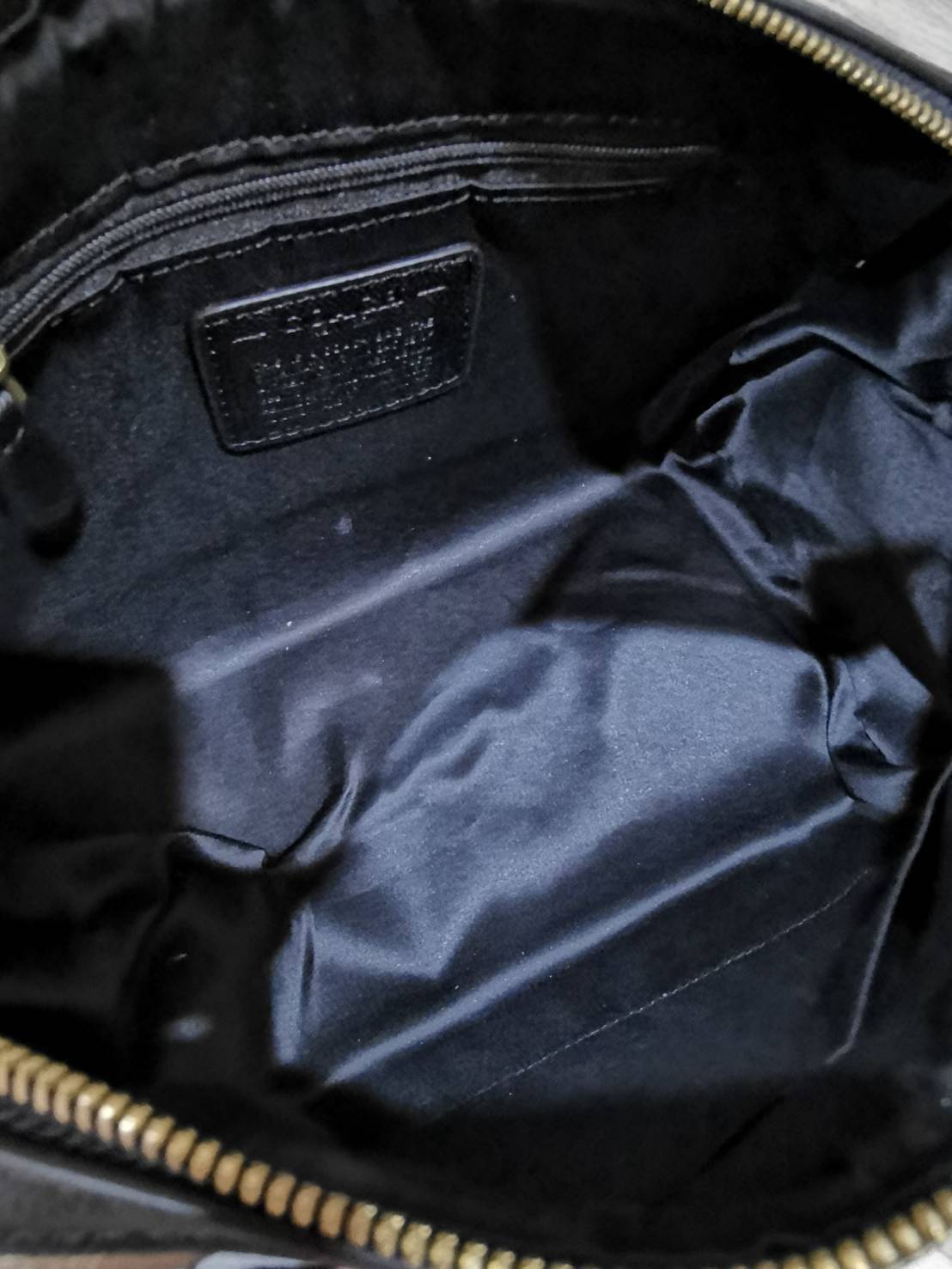 COACH FACTORY BOSTON BAG IN SIGNATURE X SNOOPY COLLECTION กระเป๋าถือหรือสะพายคอลเลคชั่นพิเศษจาก Coach Factory วัสดุ Signature refined calf leather หนังแท้ลายคอลเลคชั่น Snoopy เทคเจอร์สวยอยู่ทรง ดีไซน์ยอดนิยม ด้านหน้ามีโลโก้และช่องซิปแบรนด์ ช่องหลักเปิดปิด