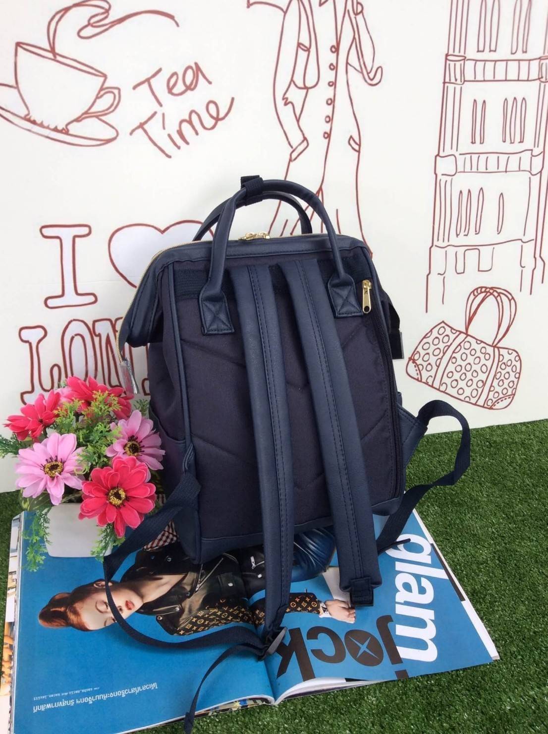 เป้ฮิตติดชาร์จกับ Anello รุ่น The emporium dark brown(limited edition) ขนาดมินิ กำลังดี วัสดุผ้าแคนวาสสลับหนัง polyester ปากกระเป๋ากว้างมีโครง มีตัวล้อคที่หูจับ ด้านหลังมีซิปสะดวกต่อการหยิบของภายใน ด้านข้างมีช่องทั้งสองข้าง กว้างจุได้เยอะ น้ำหนักเบา ดูแลร