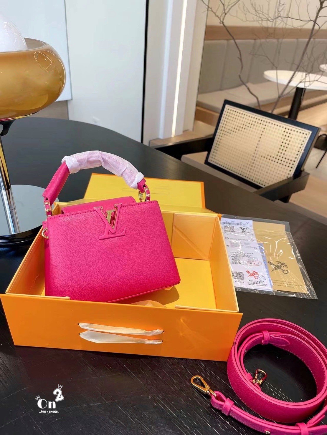 LV capucines top handle กระเป๋าถือสุดหรู ดีไซน์ทรงคลาสสิค อะไหล่สีทองปั้มทุกจุด มาพร้อมสายสะพายยาวงานจริงสวยทุกมุมเป๊ะปังมากค่ะ งานมาพร้อมหูจับในตัว ที่สุดของความสวยในราคาเบาๆ ด้วยรูปทรงวินเทจและวัสดุหนังลูกวัวสังเคราะห์ สัมผัสดี ขับผิว ทำให้ไอเท็มนี้สะกด