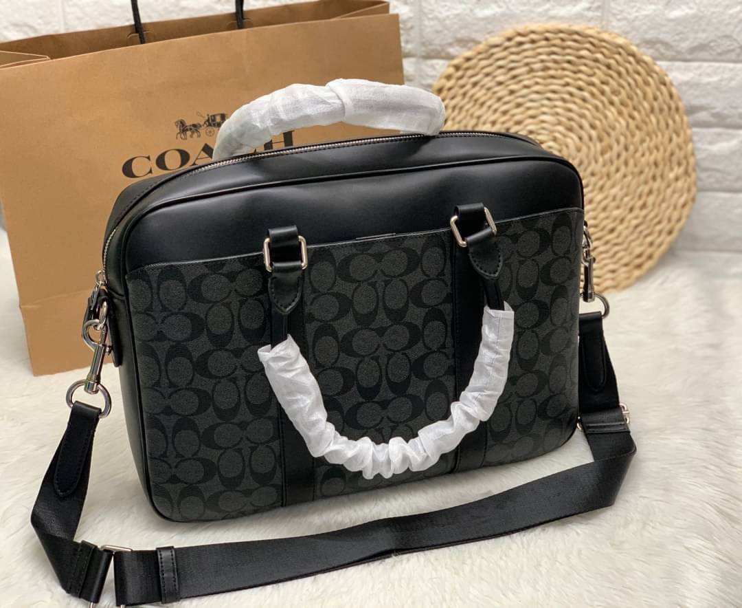 COACH PERRY SLIM BRIEF IN SIGNATURE พร้อมส่งสำหรับคุณผู้ชายค่ะ! กระเป๋าใส่เอกสาร หิ้ว//สะพายข้างหรือครอสบอดี้ร์ได้ค่ะ วัสดุหนังแท้หนังนิ่ม สวยงามค่ะ