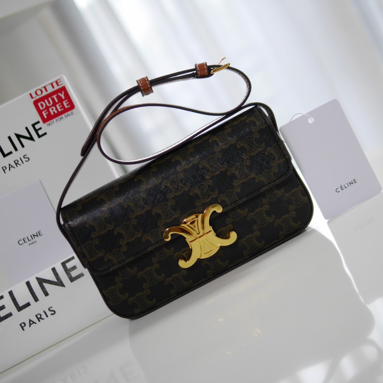 พร้อมส่งที่ไทยแล้วกับ CELINE TRIOMPHE SHOULDER BAG หนังทั้งใบลายสวยหรู ด้านในเปิดด้วยด้วยที่บีบโลโก้อะไหล่ทอง จุของได้กำลังดี ใส่โทรศัพท์ กระเป๋าสตางค์ใบสั้น ของจุกจิกได้ เหมาะกับสาวๆในวัน
