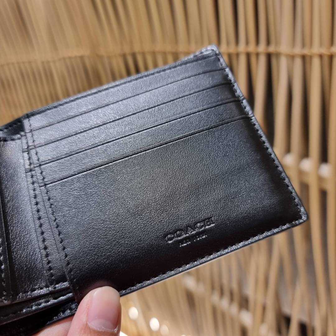 COACH DOUBLE BILLFOLD WALLET IN SIGNATURE CANVAS WITH WOLF MOTIF F31522 WITH GRAFFITI F37333 น้องชายสุดหล่อมาแล้ววว!! 😎 กระเป๋าสตางค์ใบสั้น เอาใจหนุ่มๆ ดีไซน์รูปหมาป่า สุดเท่ ด้านในกระเป๋าเป็นหนังแท้ มีช่องใส่บัตรเยอะ ใส่ธนบัตรได้ทุกชนิด และมี kee