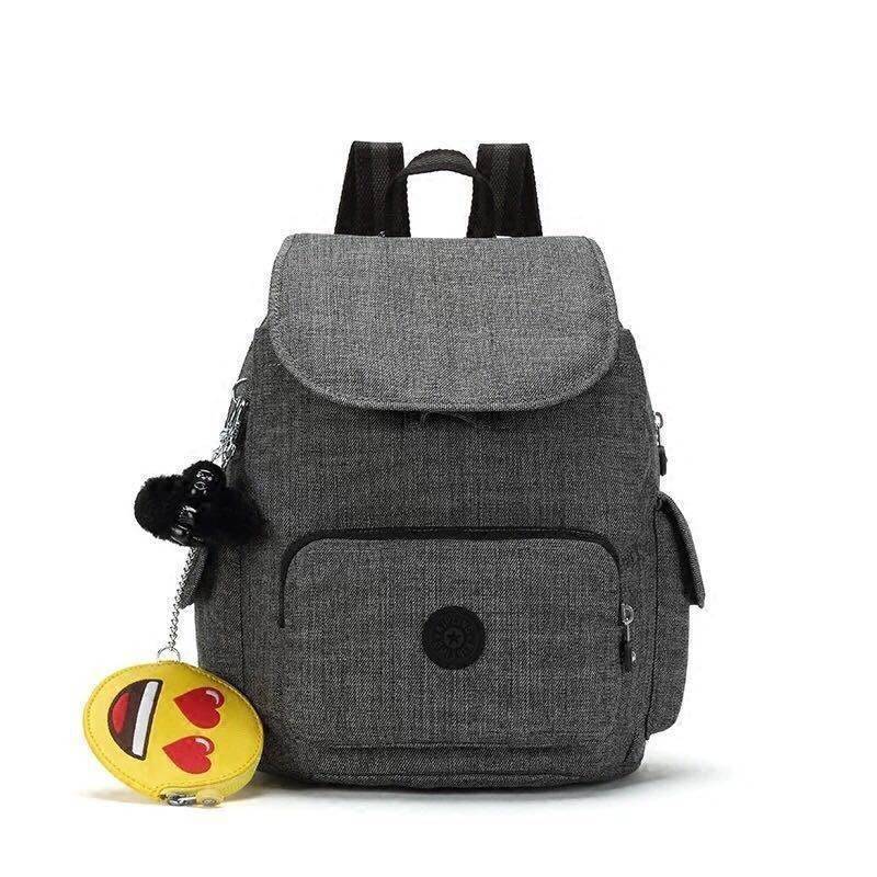 KIPLING EMOJI CITY BACKPACK กระเป๋าเป้ฝาปิด Limited Edition คอลเลคชั่น EMOJI ชนช็อป วัสดุ Cotton+Polyester100% เปิดปิดด้วยฝาปิด กระดุมแม่เหล็ก และซิปรอบ มาพร้อมกระเป๋าใบเล็กสายโซ่ รูป EMOJI น่ารักสุดๆ พวงกุญเเจลิงถอดเเยกใช้ได้ มีช่องซิป ด้านหน้า และหลังหั